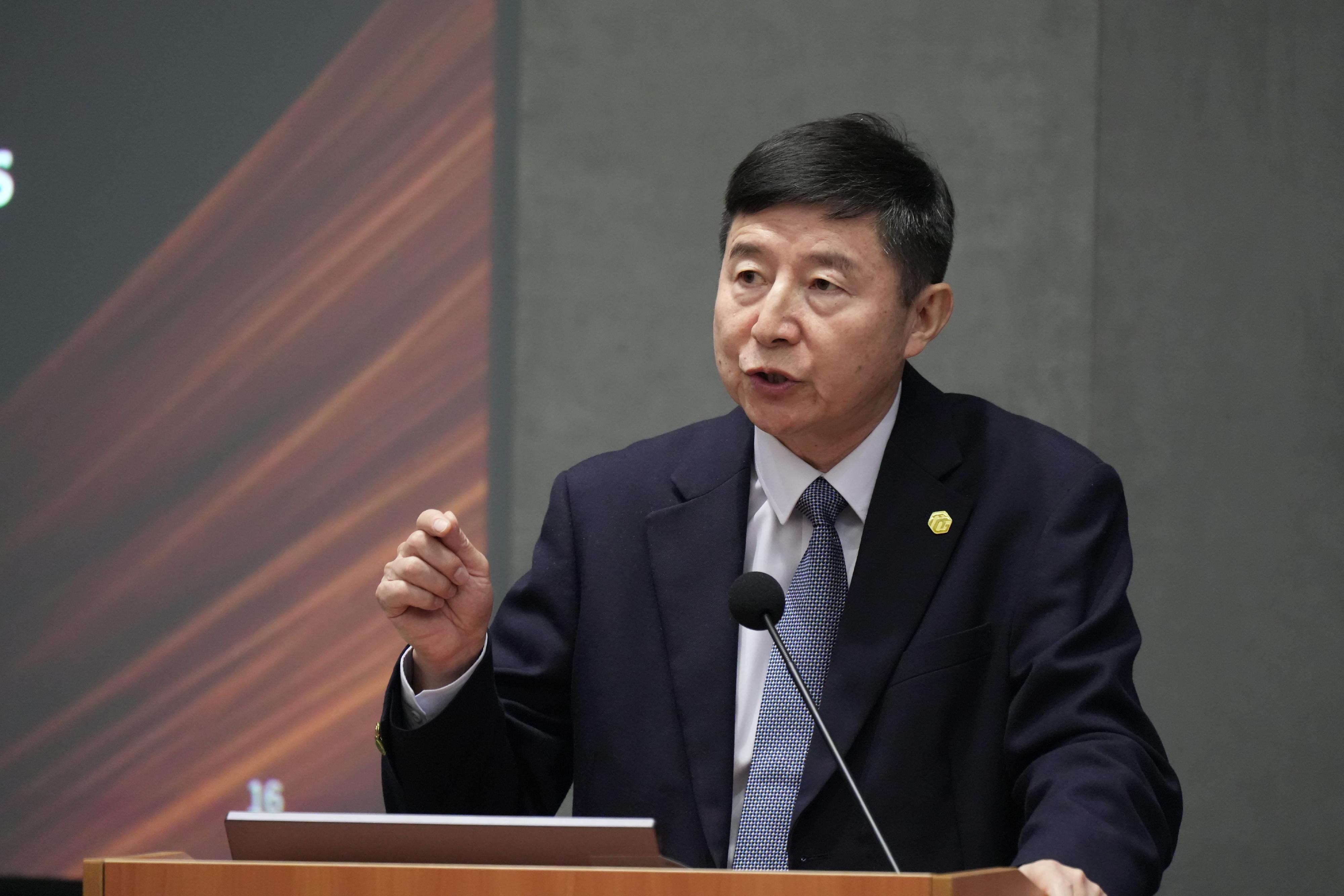 公務員學院舉辦「撮合南北：多極世界中的中國系列」講座，今日（四月十一日）在政府總部舉行系列的第四講，主題為「未來的鑰匙：前沿科技與全球新機遇」。圖示上海交通大學溥淵未來技術學院院長倪軍教授主講。