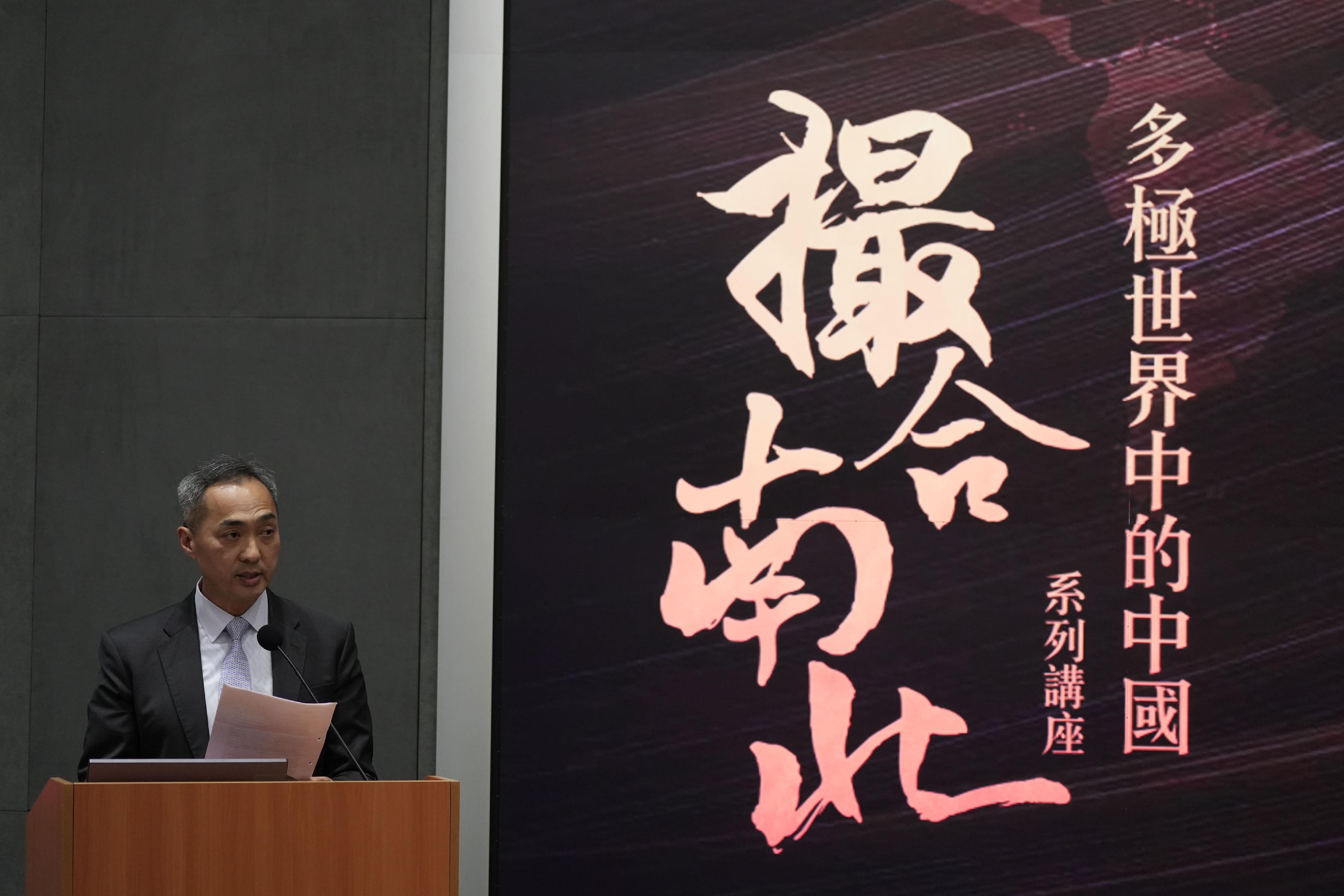 公務員學院舉辦「撮合南北：多極世界中的中國系列」講座，今日（四月十一日）在政府總部舉行系列的第四講，主題為「未來的鑰匙：前沿科技與全球新機遇」。圖示公務員學院院長郭蔭庶於講座致辭。