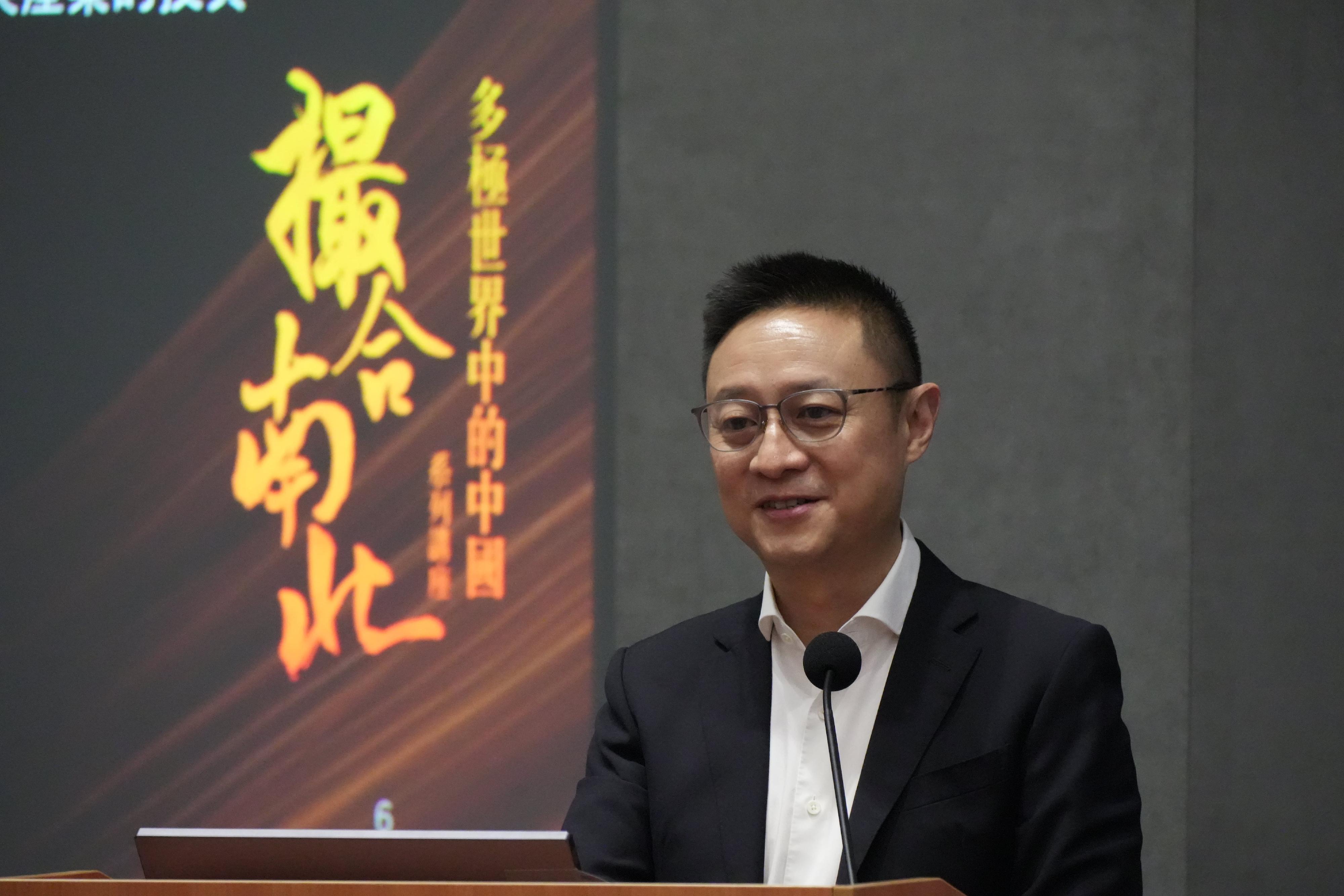 公務員學院舉辦「撮合南北：多極世界中的中國系列」講座，今日（四月十一日）在政府總部舉行系列的第四講，主題為「未來的鑰匙：前沿科技與全球新機遇」。圖示擔任講座主持人的復旦大學中國研究院諮詢委員會主任李世默作開場介紹。