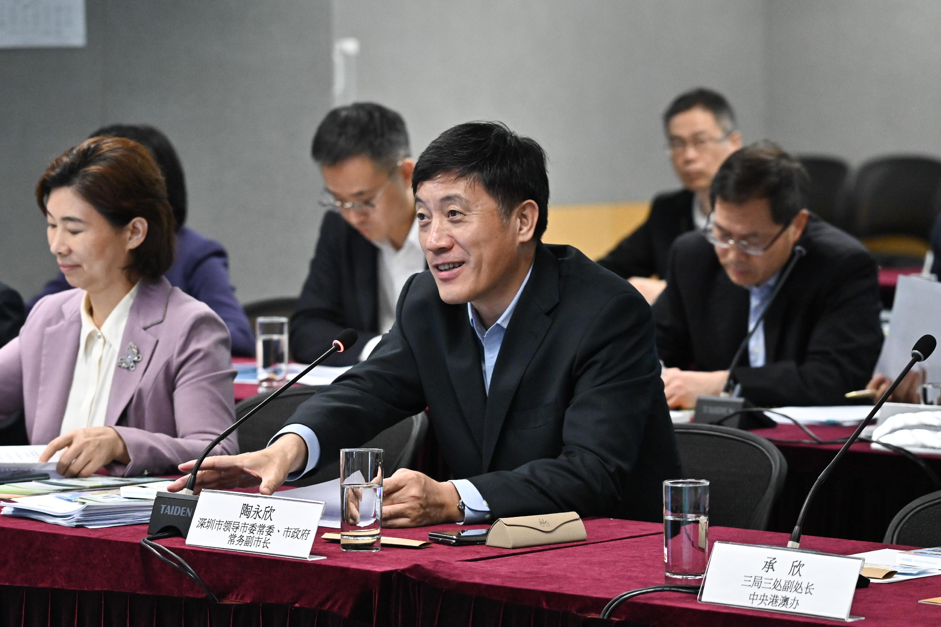 財政司副司長黃偉綸今日（四月十一日）率領香港特別行政區政府代表團，與深圳市常務副市長陶永欣（第一排右）率領的深圳市政府代表團，在香港舉行「對接北部都會區發展策略專班」第六次會議。