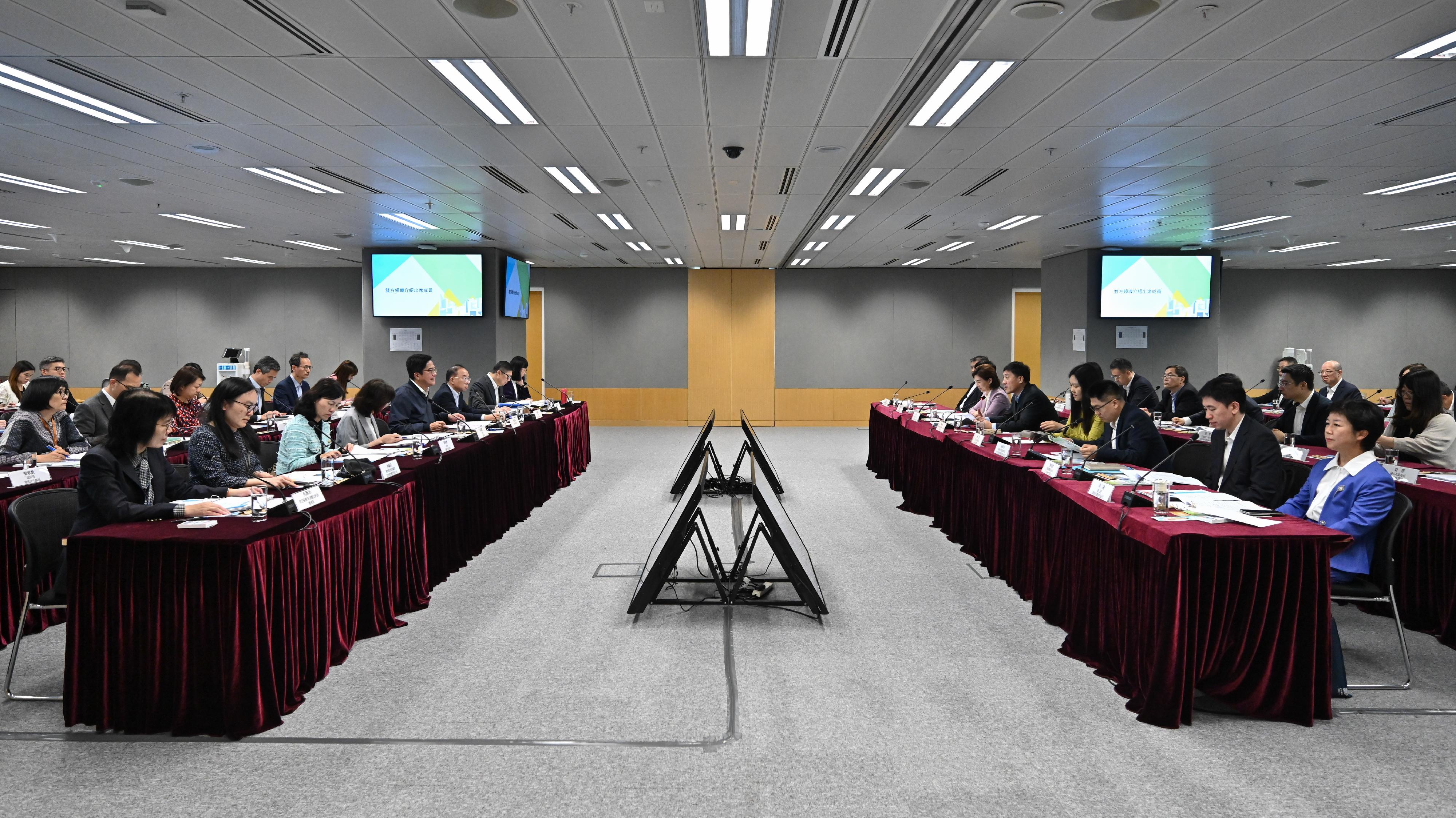 財政司副司長黃偉綸今日（四月十一日）率領香港特別行政區政府代表團，與深圳市常務副市長陶永欣率領的深圳市政府代表團，在香港舉行「對接北部都會區發展策略專班」第六次會議。