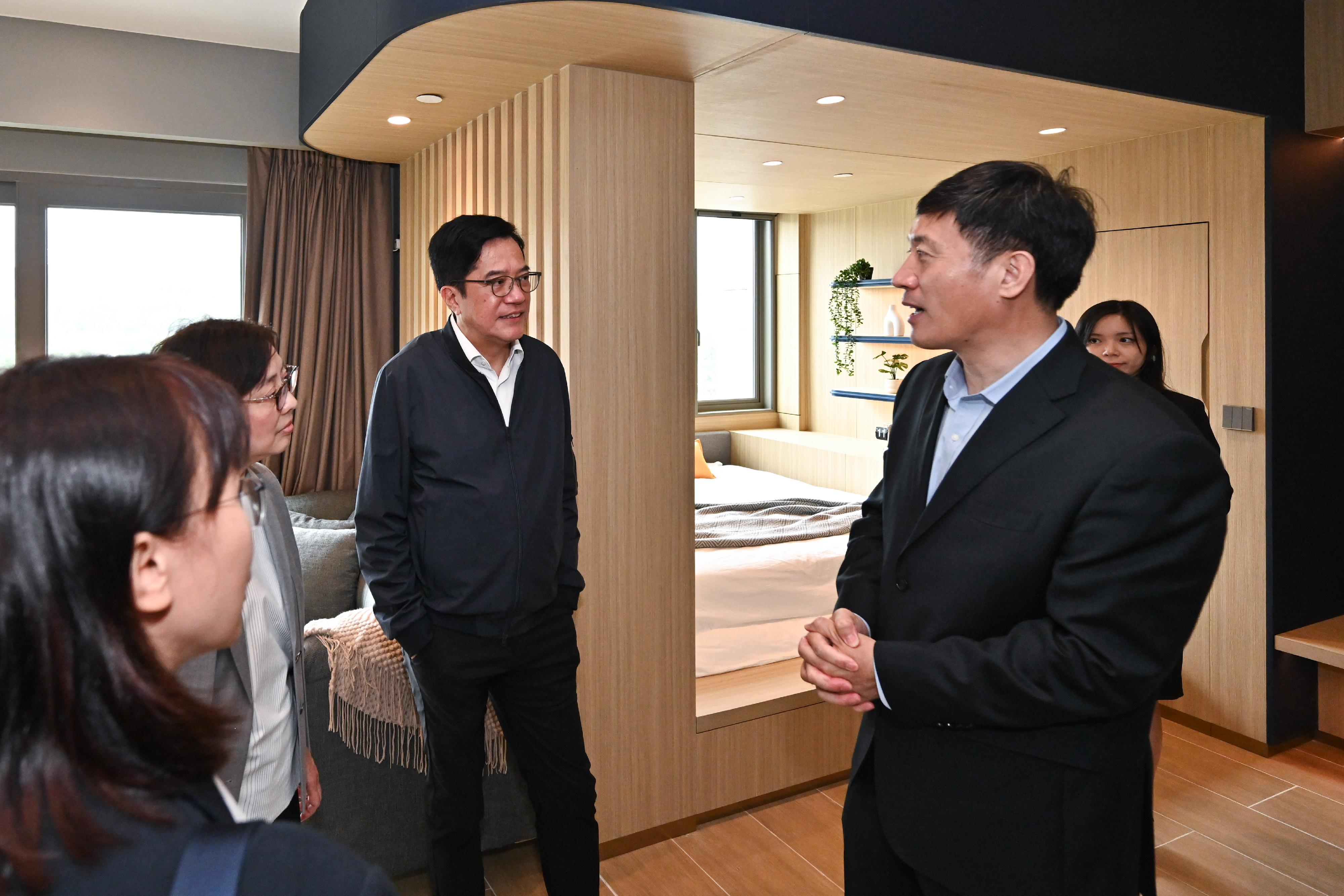 財政司副司長黃偉綸今日（四月十一日）率領香港特別行政區政府代表團，與深圳市常務副市長陶永欣率領的深圳市政府代表團，在香港舉行「對接北部都會區發展策略專班」第六次會議。圖示黃偉綸（右二）、陶永欣（右一）、發展局局長甯漢豪（左二）與特區政府代表團及深圳市政府代表團，參觀河套深港科技創新合作區香港園區內剛落成的人才公寓大樓。