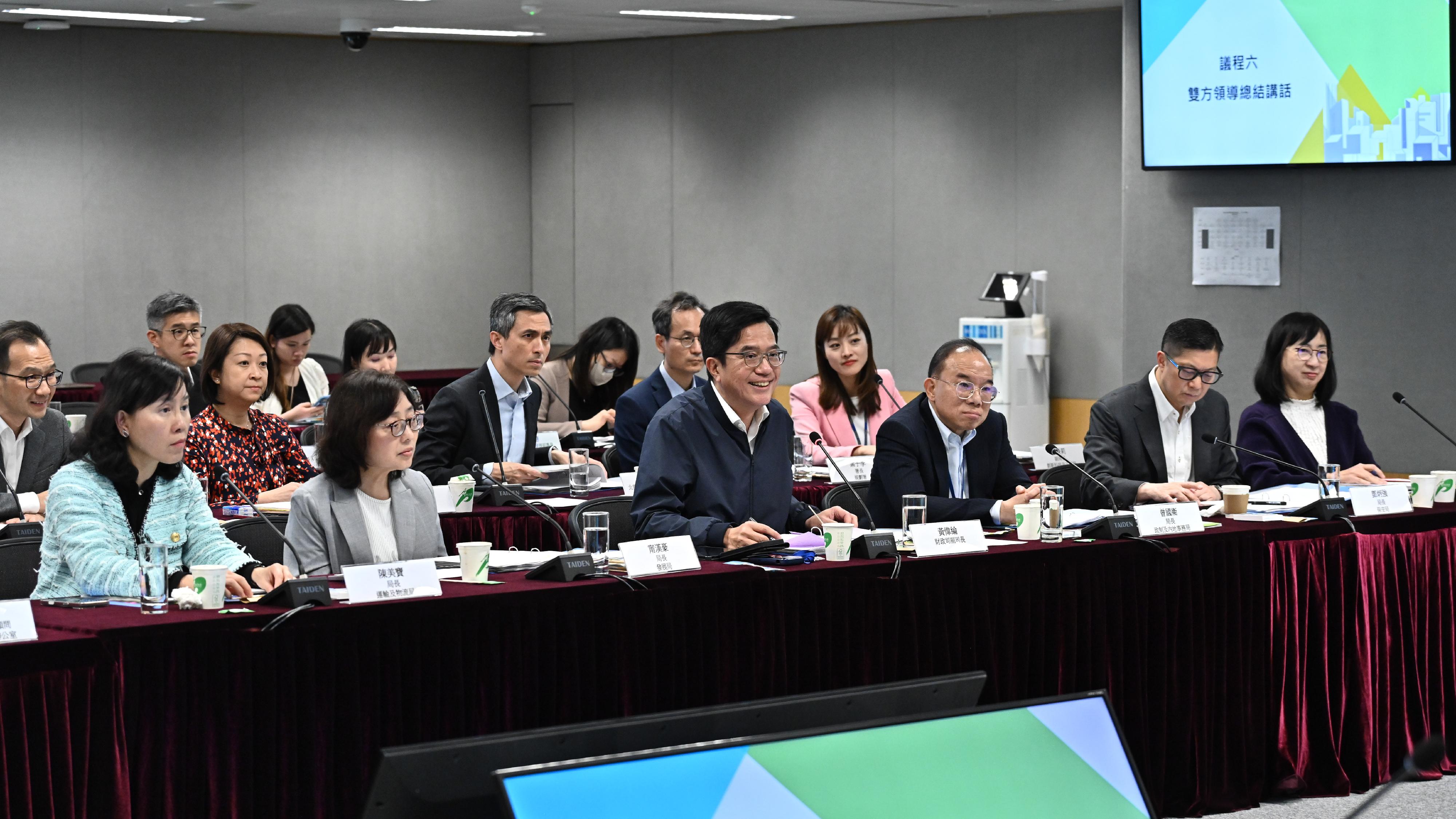 財政司副司長黃偉綸今日（四月十一日）率領香港特行政區政府代表團，與深圳市常務副市長陶永欣率領的深圳市政府代表團，在香港舉行「對接北部都會區發展策略專班」第六次會議。圖示黃偉綸（第一排左三）在會議上作開場發言。旁為發展局局長甯漢豪（第一排左二）、運輸及物流局局長陳美寶（第一排左一）、政制及內地事務局局長曾國衞（第一排右三）、保安局局長鄧炳強（第一排右二）及教育局常任秘書長李美嫦（第一排右一）。