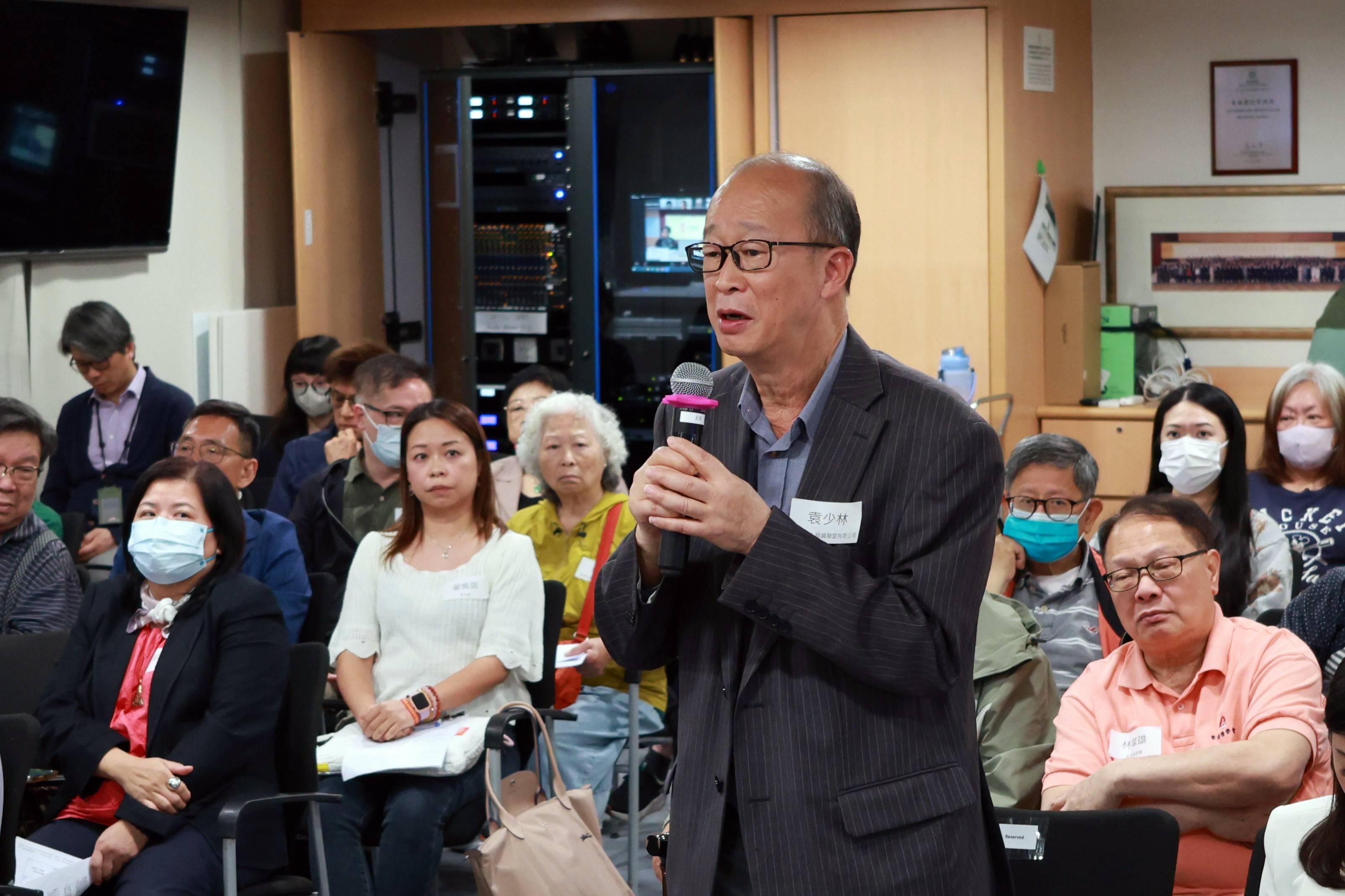 醫院管理局今日（四月十一日）與病友組織代表會面。香港病人組織聯盟主席袁少林（中）認為局方清楚解釋公營醫療收費改革下對病人更全面、更好的保障措施，向長期病患者釋出了「不會因病致貧」的重要訊息。