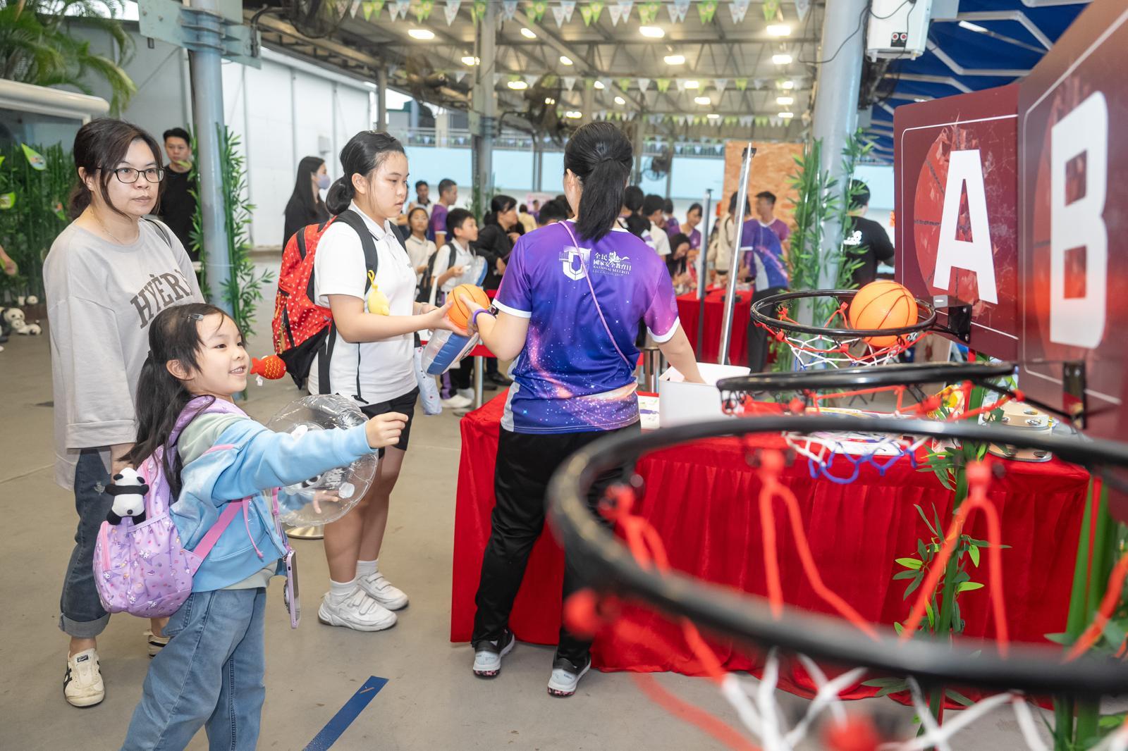 To support National Security Education Day on April 15, the Correctional Services Department held a National Security Education Day activity at the Hong Kong Correctional Services Museum and the Community Education Experience Centre today (April 12). Photo shows members of the public participating in a booth game.
