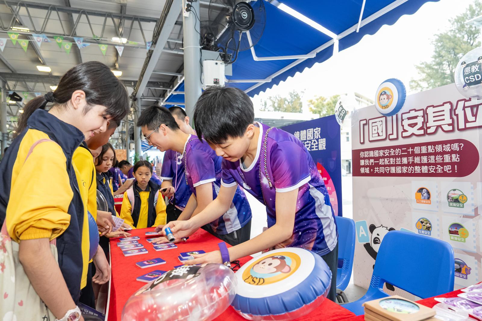 To support National Security Education Day on April 15, the Correctional Services Department held a National Security Education Day activity at the Hong Kong Correctional Services Museum and the Community Education Experience Centre today (April 12). Photo shows students participating in a booth game.

