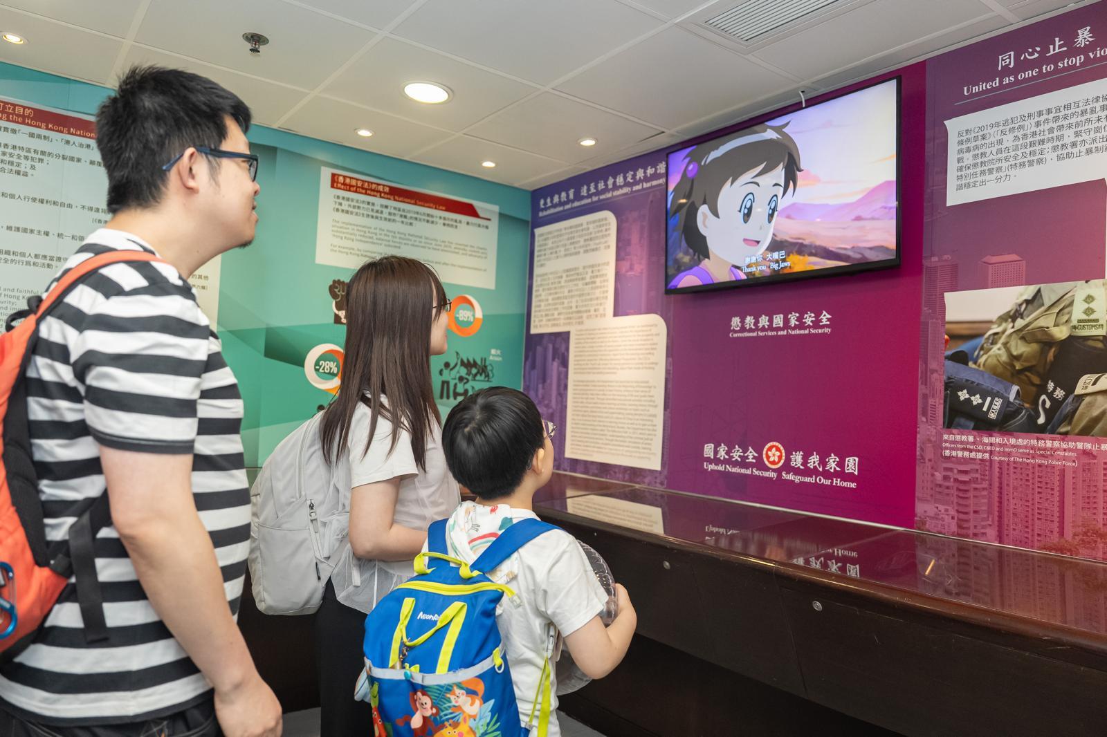 To support National Security Education Day on April 15, the Correctional Services Department held a National Security Education Day activity at the Hong Kong Correctional Services Museum and the Community Education Experience Centre today (April 12). Photo shows members of the public visiting the national security exhibition gallery in the Hong Kong Correctional Services Museum. 