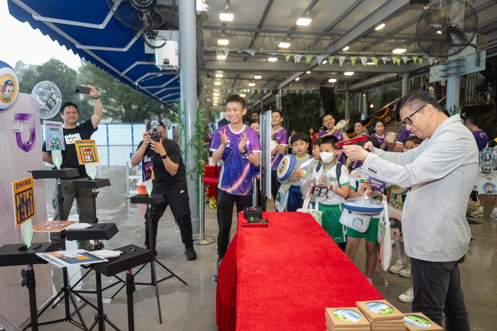 To support National Security Education Day on April 15, the Correctional Services Department held a National Security Education Day activity at the Hong Kong Correctional Services Museum and the Community Education Experience Centre today (April 12). Photo shows the Secretary for Security, Mr Tang Ping-keung (first right) participating in a booth game.