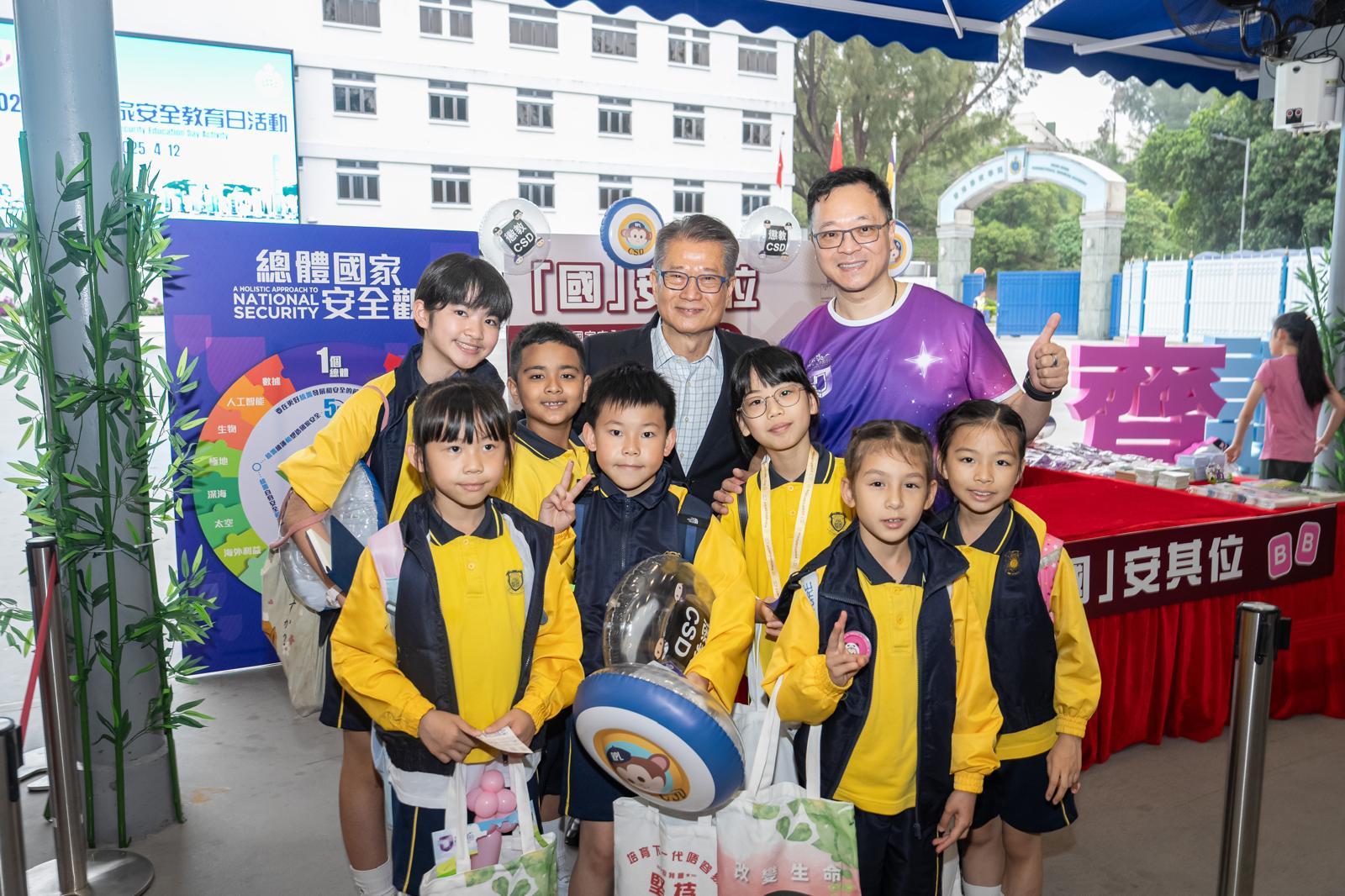 To support National Security Education Day on April 15, the Correctional Services Department held a National Security Education Day activity at the Hong Kong Correctional Services Museum and the Community Education Experience Centre today (April 12). Photo shows the Financial Secretary, Mr Paul Chan (second row, second right), and the Commissioner of Correctional Services, Mr Wong Kwok-hing (second row, first right), taking a photo with students. 