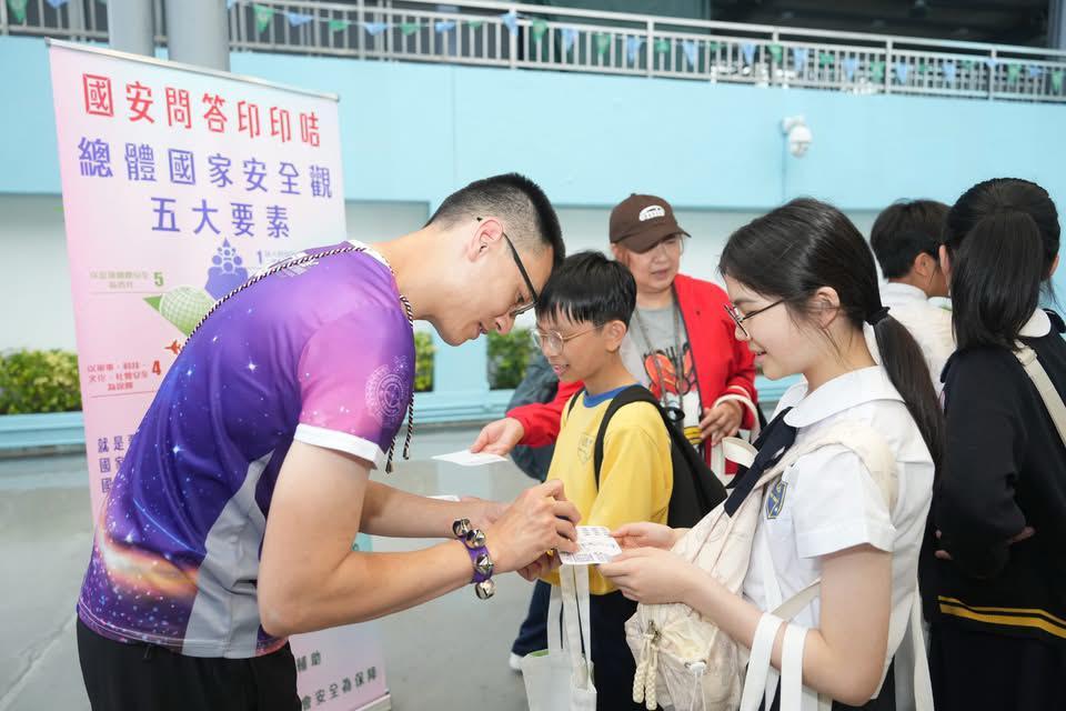 To support National Security Education Day on April 15, the Correctional Services Department held a National Security Education Day activity at the Hong Kong Correctional Services Museum and the Community Education Experience Centre today (April 12). Photo shows students participating in a quiz game.