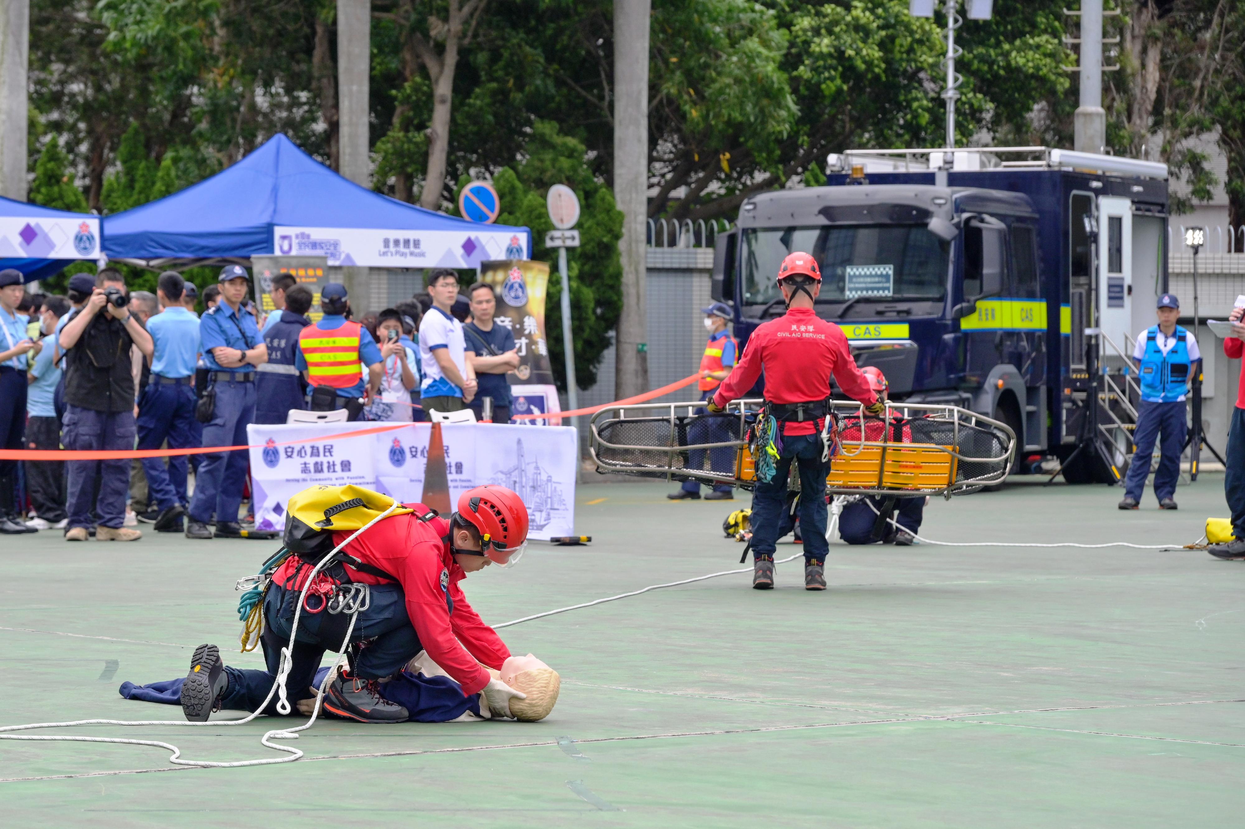 The Civil Aid Service (CAS) held an open day at its headquarters today (April 12) to promote National Security Education Day. Photo shows CAS members staging a mountain search and rescue demonstration.
