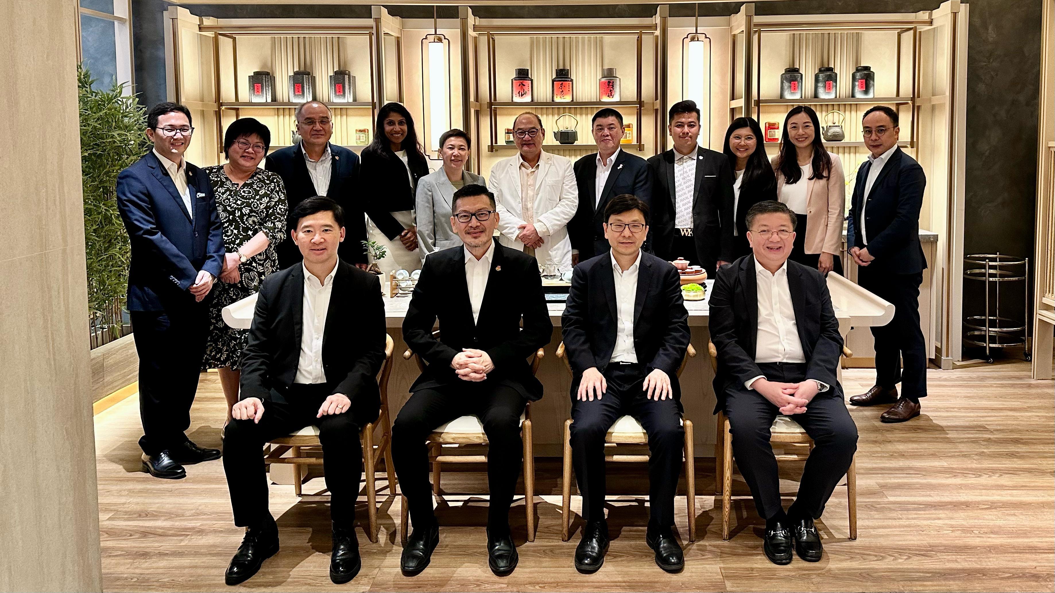 The Secretary for Labour and Welfare, Mr Chris Sun, visited Kuala Lumpur, Malaysia, from April 10 to 12. The Under Secretary for Constitutional and Mainland Affairs, Mr Clement Woo, and the Director of Hong Kong Talent Engage, Mr Anthony Lau, also joined the visit. Photo shows Mr Sun (front row, second right), Mr Woo (front row, first left) and Mr Lau (front row, first right) meeting with the President of the Hong Kong-Malaysia Business Association, Dato' Dixon Chew (front row, second left) on April 10. The Director-General of the Hong Kong Economic and Trade Office, Jakarta, Miss Libera Cheng (back row, fifth left), also attended.