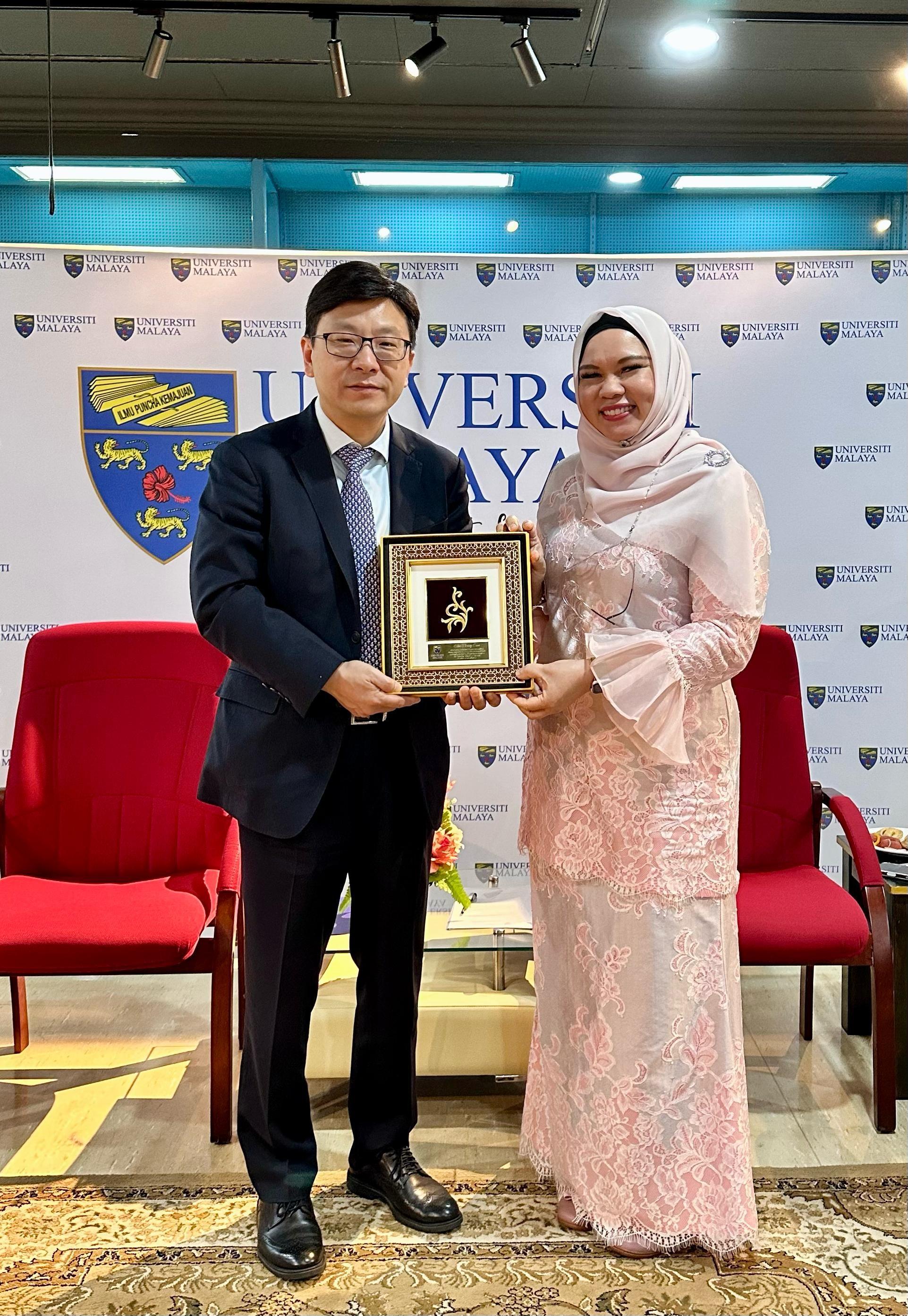 The Secretary for Labour and Welfare, Mr Chris Sun, visited Kuala Lumpur, Malaysia, from April 10 to 12. The Under Secretary for Constitutional and Mainland Affairs, Mr Clement Woo, and the Director of Hong Kong Talent Engage, Mr Anthony Lau, also joined the visit. Photo shows Mr Sun (left) meeting with Deputy Vice Chancellor of Universiti Malaya Professor Hasniza Zaman Huri (right) yesterday (April 11).