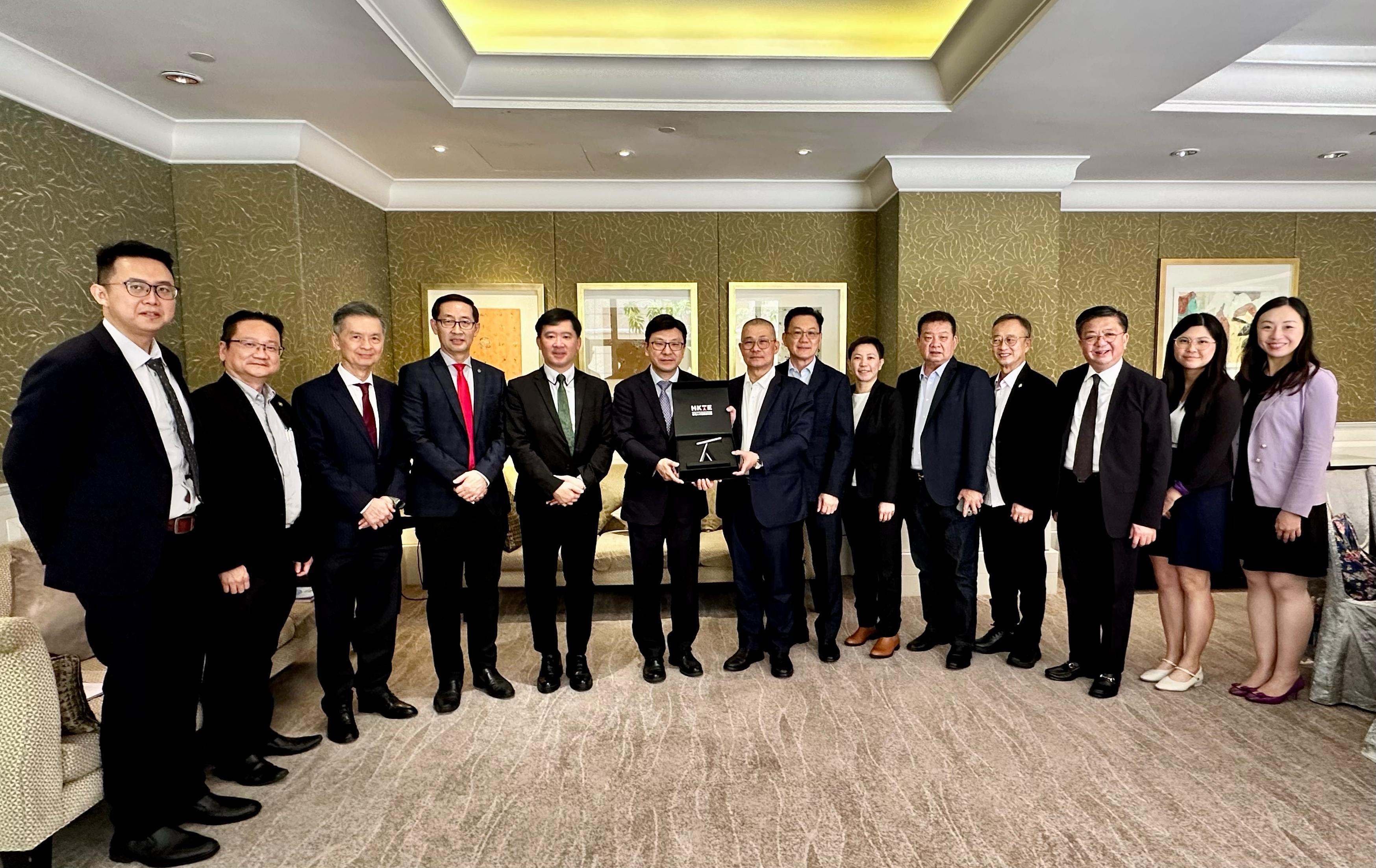 The Secretary for Labour and Welfare, Mr Chris Sun, visited Kuala Lumpur, Malaysia, from April 10 to 12. The Under Secretary for Constitutional and Mainland Affairs, Mr Clement Woo, and the Director of Hong Kong Talent Engage, Mr Anthony Lau, also joined the visit. Photo shows Mr Sun (sixth left), Mr Woo (fifth left) and Mr Lau (third right) meeting with the Deputy President of the Associated Chinese Chambers of Commerce and Industry of Malaysia, Dato' Looi Hei Tyng (seventh left), yesterday (April 11). The Director-General of the Hong Kong Economic and Trade Office, Jakarta, Miss Libera Cheng (sixth right), also attended.