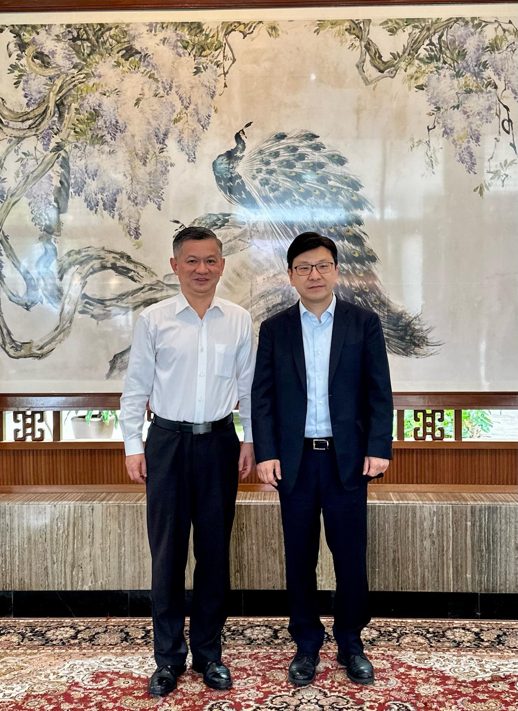 The Secretary for Labour and Welfare, Mr Chris Sun, visited Kuala Lumpur, Malaysia, from April 10 to 12. The Under Secretary for Constitutional and Mainland Affairs, Mr Clement Woo, and the Director of Hong Kong Talent Engage, Mr Anthony Lau, also joined the visit. Photo shows Mr Sun (right) paying a courtesy call on the Chargé d'Affaires of the Chinese Embassy in Malaysia, Mr Zheng Xuefang (left), yesterday (April 11) to brief him on the Hong Kong Special Administrative Region Government's efforts on talent attraction.