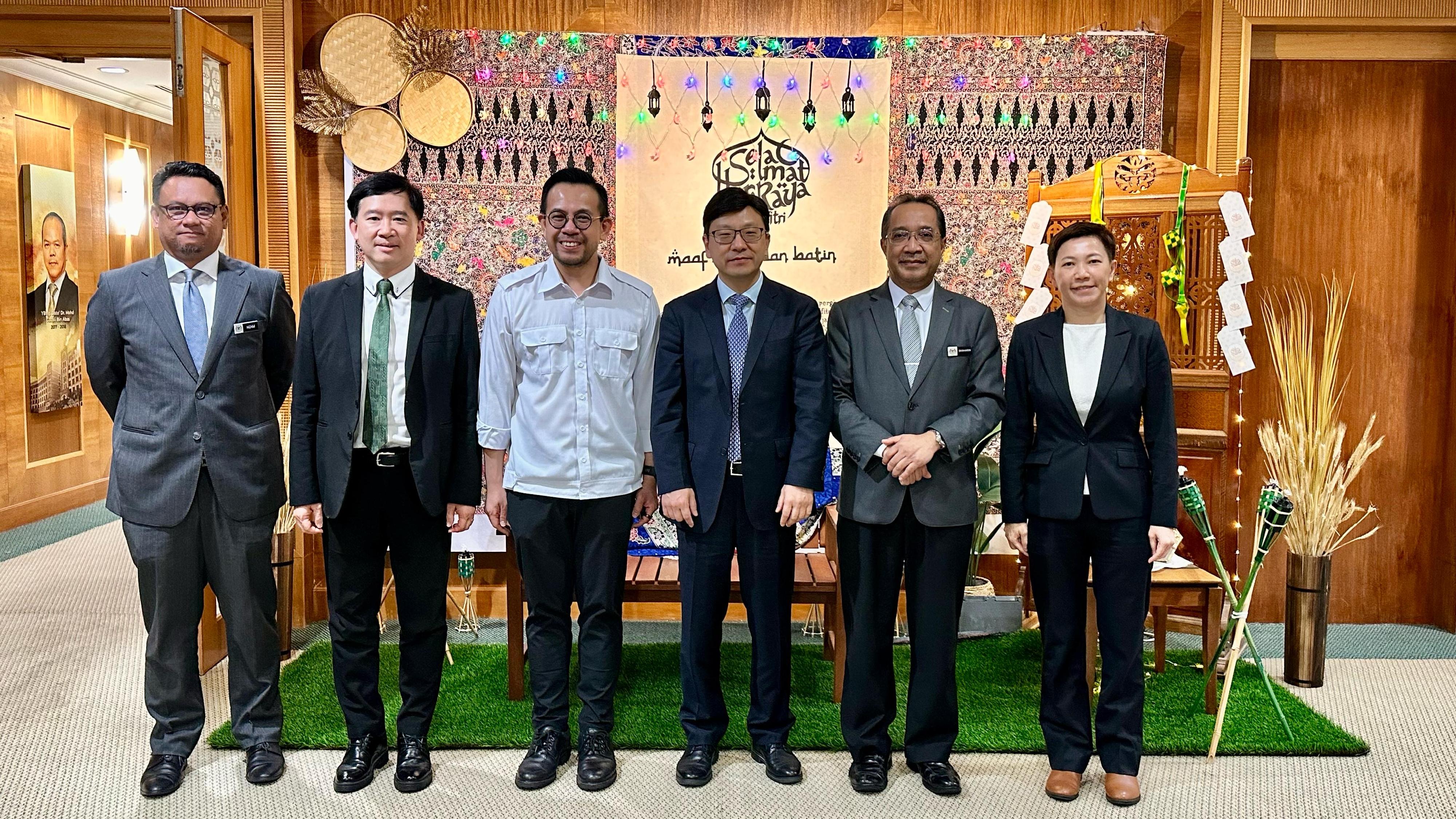 The Secretary for Labour and Welfare, Mr Chris Sun, visited Kuala Lumpur, Malaysia, from April 10 to 12. The Under Secretary for Constitutional and Mainland Affairs, Mr Clement Woo, and the Director of Hong Kong Talent Engage, Mr Anthony Lau, also joined the visit. Photo shows Mr Sun (third right) and Mr Woo (second left) meeting with the Minister of Human Resources of Malaysia, YB Steven Sim (third left). The Director-General of the Hong Kong Economic and Trade Office, Jakarta, Miss Libera Cheng (first right), also attended.