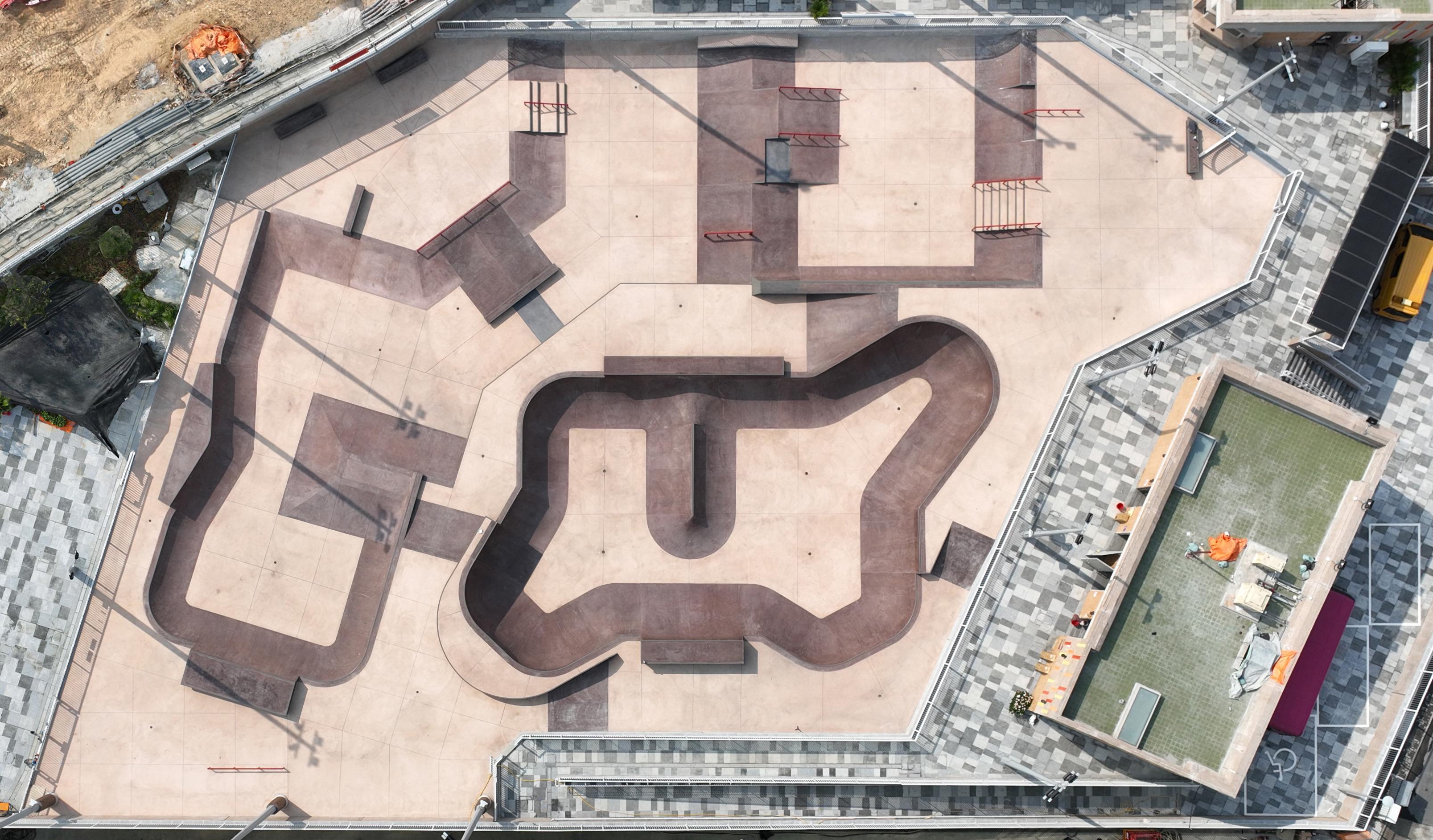 The reprovisioned On Lok Mun Street Playground in Fanling opens today (April 12) to provide the public with a variety of extreme sports facilities that meet international standards. The new venue contains a skatepark of some 1 600 square metres and features a bowl course and a street course suitable for players of different skill levels to practise tricks.