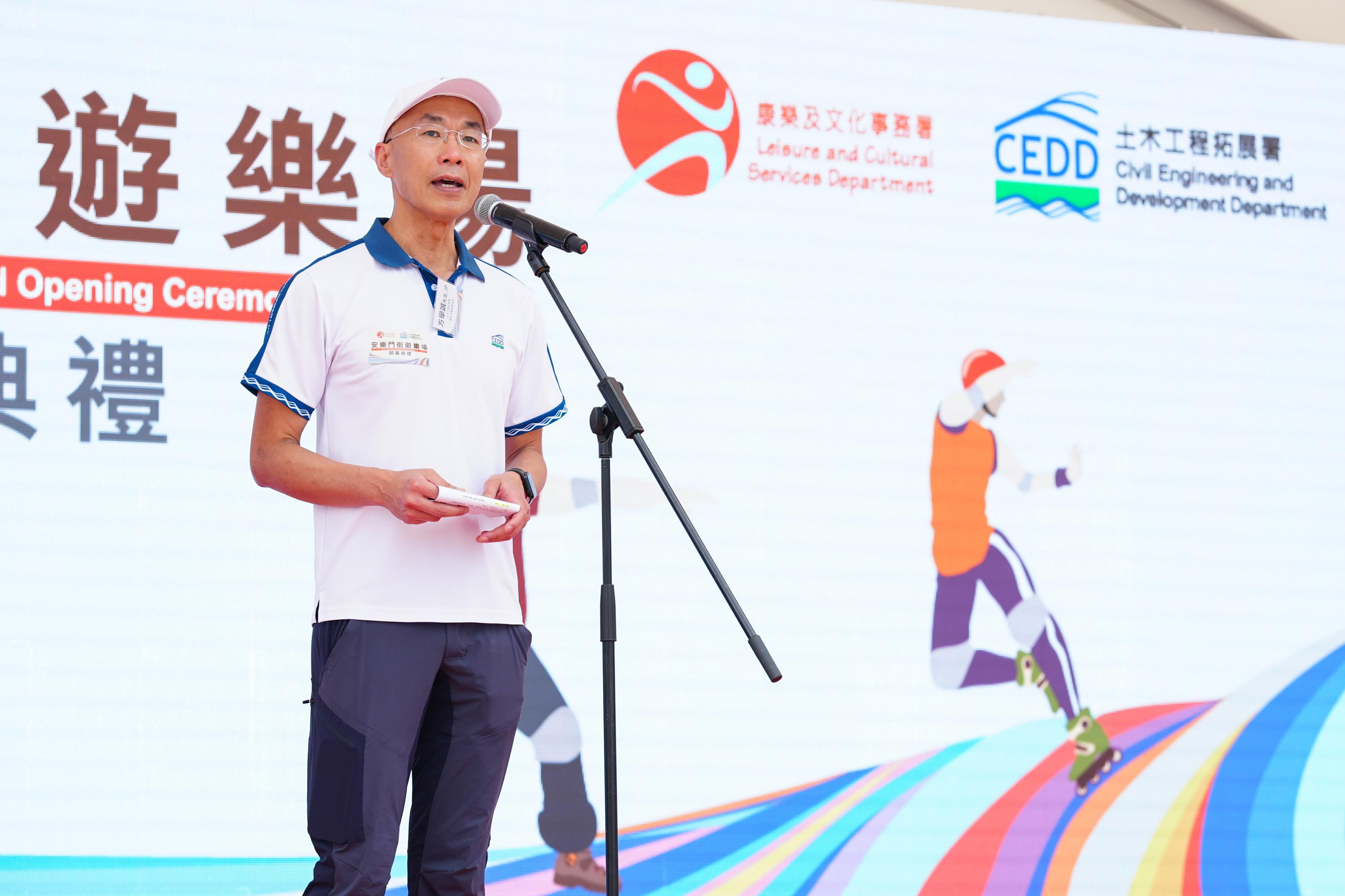 The reprovisioned On Lok Mun Street Playground in Fanling opens today (April 12) to provide the public with a variety of extreme sports facilities that meet international standards. Photo shows the Director of Civil Engineering and Development, Mr Michael Fong delivering a speech at the opening ceremony.