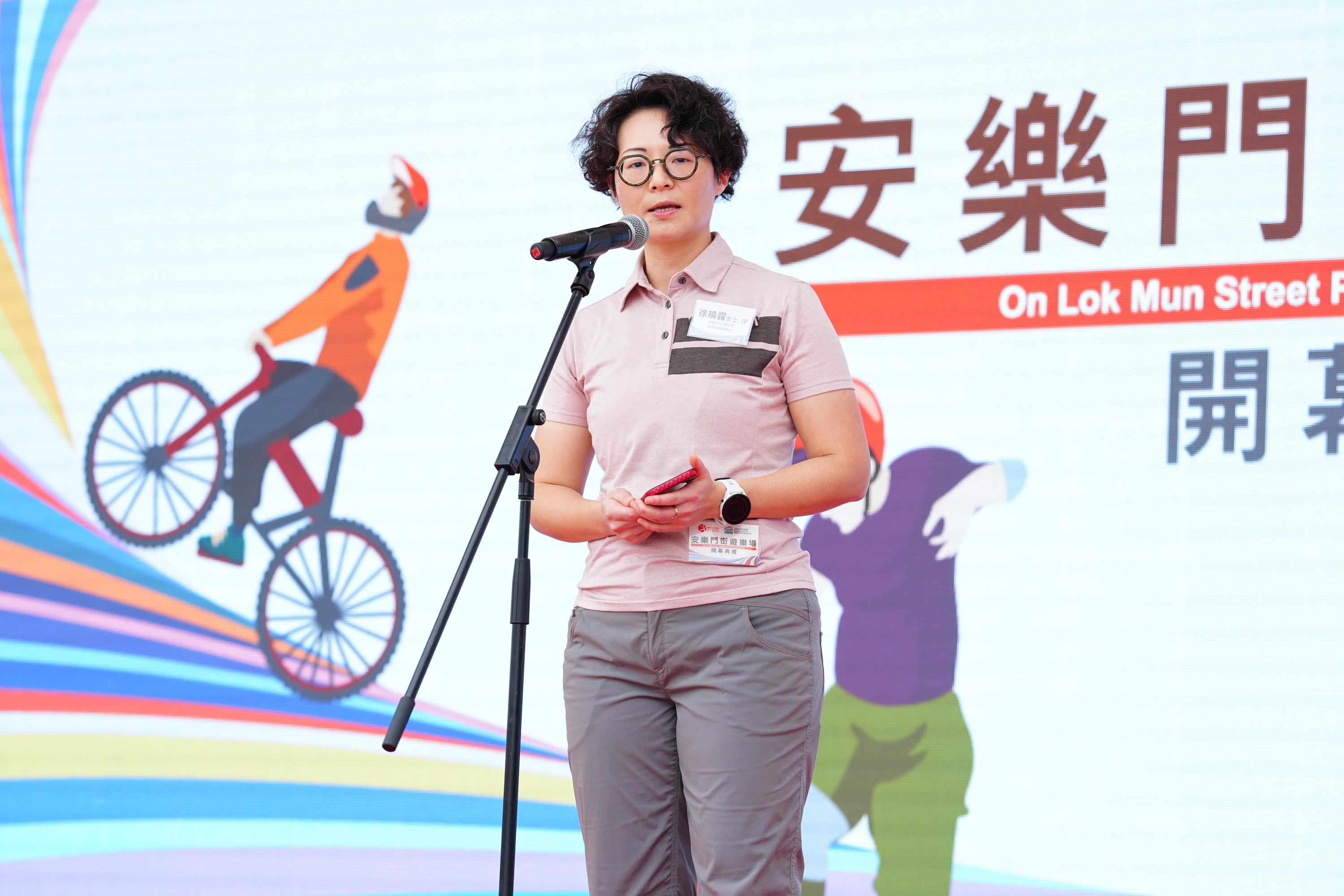 The reprovisioned On Lok Mun Street Playground in Fanling opens today (April 12) to provide the public with a variety of extreme sports facilities that meet international standards. Photo shows the Deputy Director of Leisure and Cultural Services, Ms Winnie Chui delivering a speech at the opening ceremony.