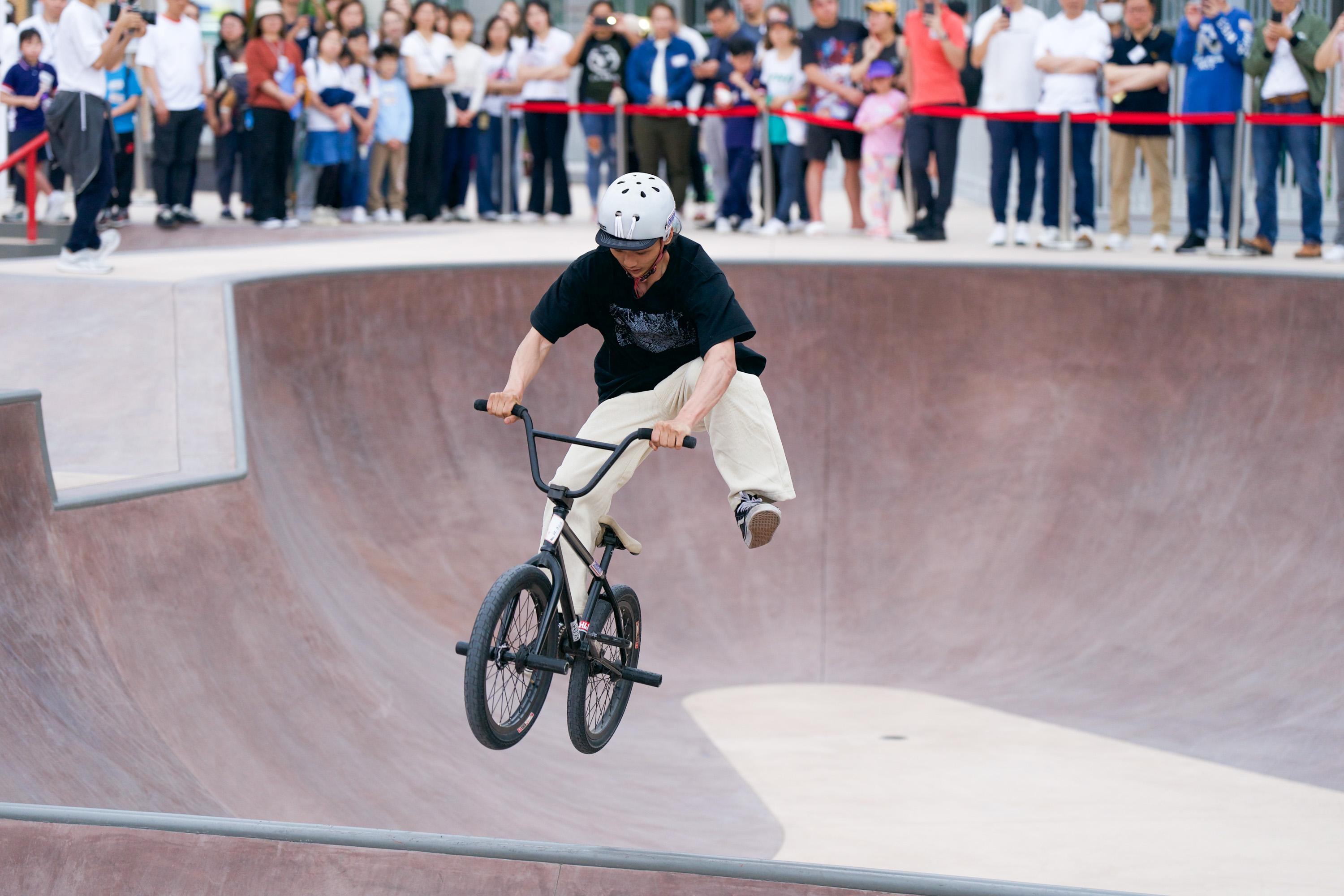 The reprovisioned On Lok Mun Street Playground in Fanling opens today (April 12) to provide the public with a variety of extreme sports facilities that meet international standards. Photo shows an extreme sports athlete giving impressive demonstration at the opening ceremony.