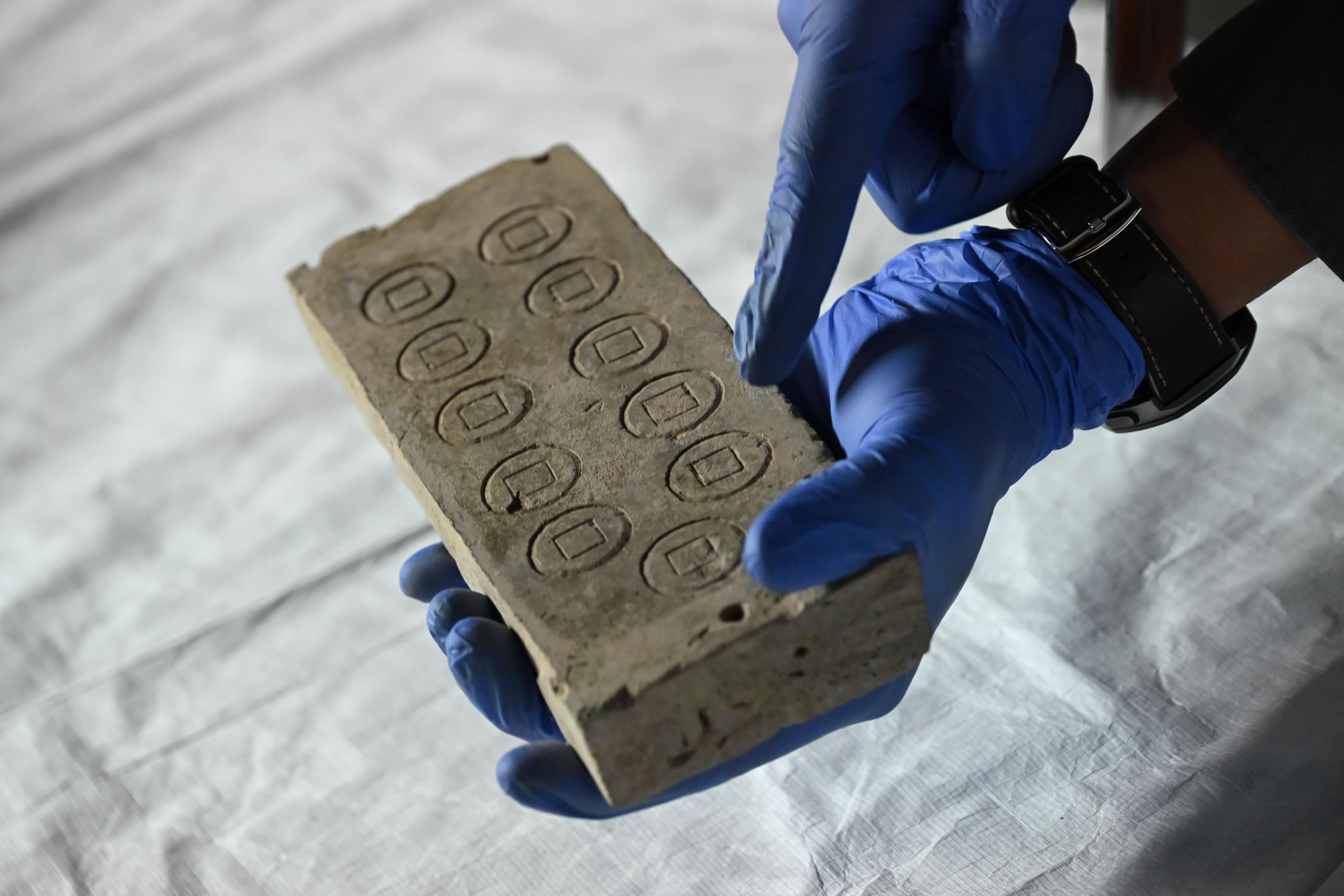"The Hong Kong Jockey Club Series: The Great Unity - Civilisation of the Qin and Han Dynasties in Shaanxi Province" exhibition will be held at the Hong Kong Museum of History from April 16 to July 7. Photo shows a pottery cast mould from the Han dynasty, unearthed from Yangling Town, Gaoling District, Xiang City, Shaanxi Province from the collection of Shaanxi Academy of Archaeology (Shaanxi Archaeology Museum).