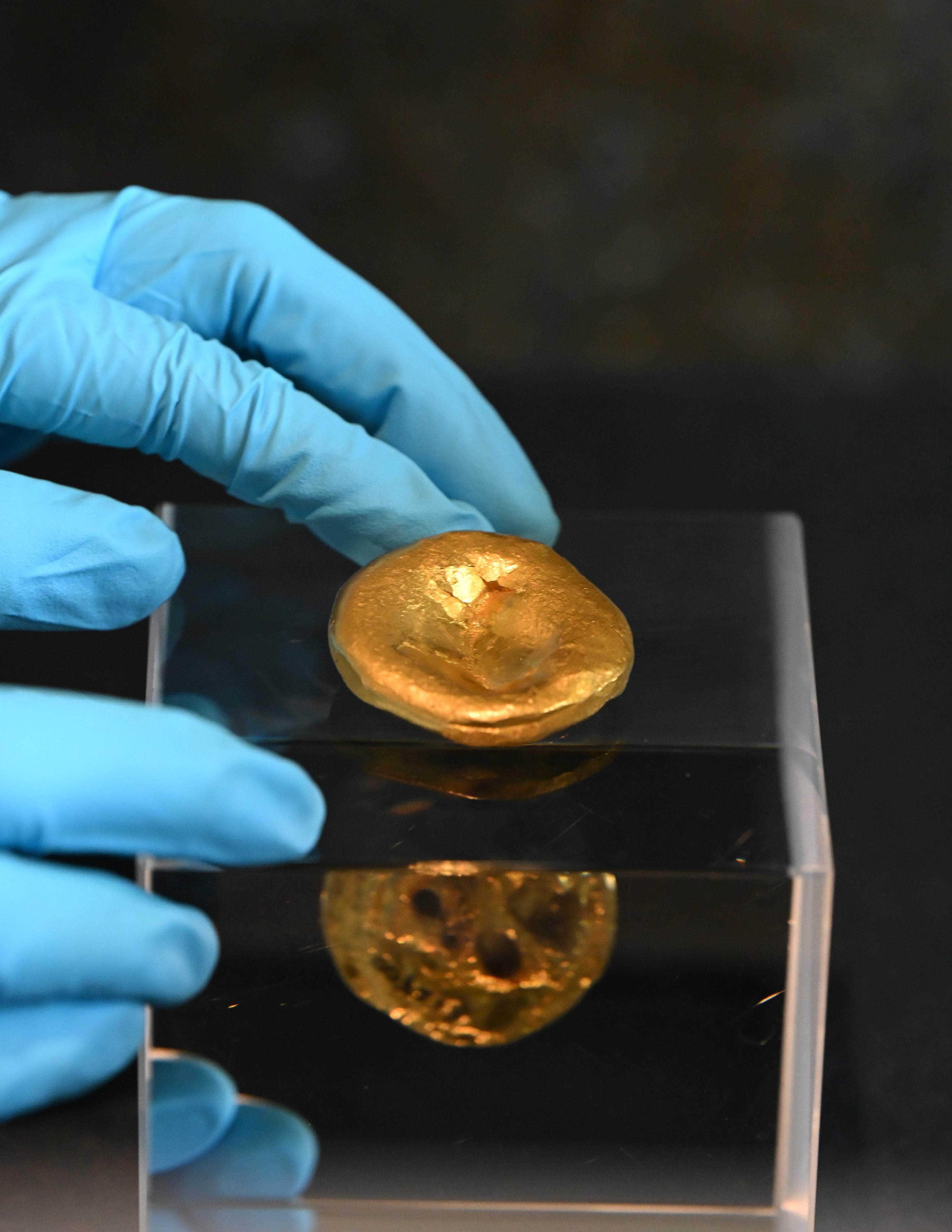 "The Hong Kong Jockey Club Series: The Great Unity - Civilisation of the Qin and Han Dynasties in Shaanxi Province" exhibition will be held at the Hong Kong Museum of History from April 16 to July 7. Photo shows a gold disc from the Han dynasty, unearthed from Zhang Anshi family cemetery of Western Han dynasty at Fengqiyuan, Xi’an City from the collection of Shaanxi Academy of Archaeology (Shaanxi Archaeology Museum).