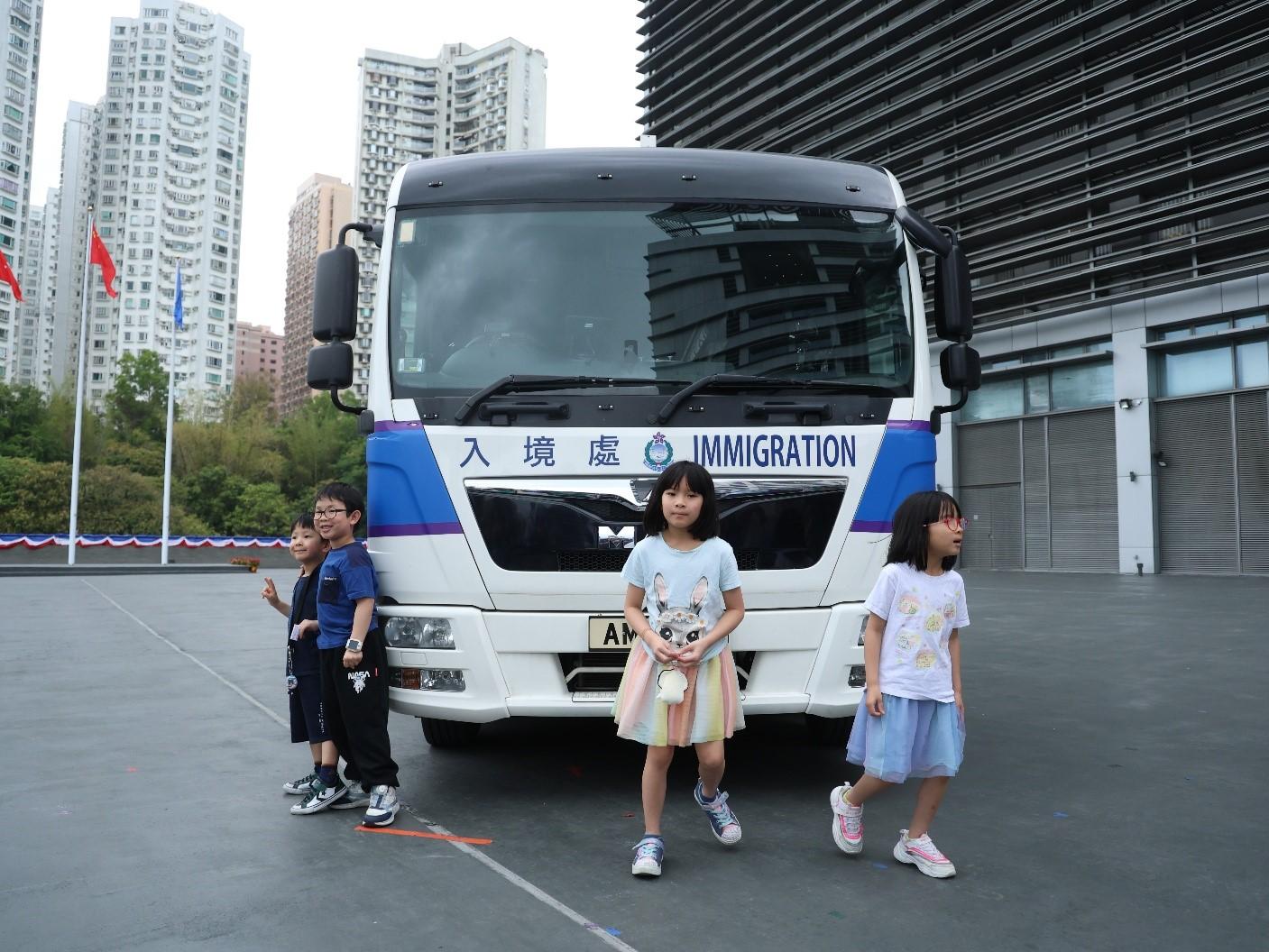 為配合第10個全民國家安全教育日，入境事務學院今日（四月十二日）舉行開放日。圖示入境事務處車輛在開放日進行演示。

