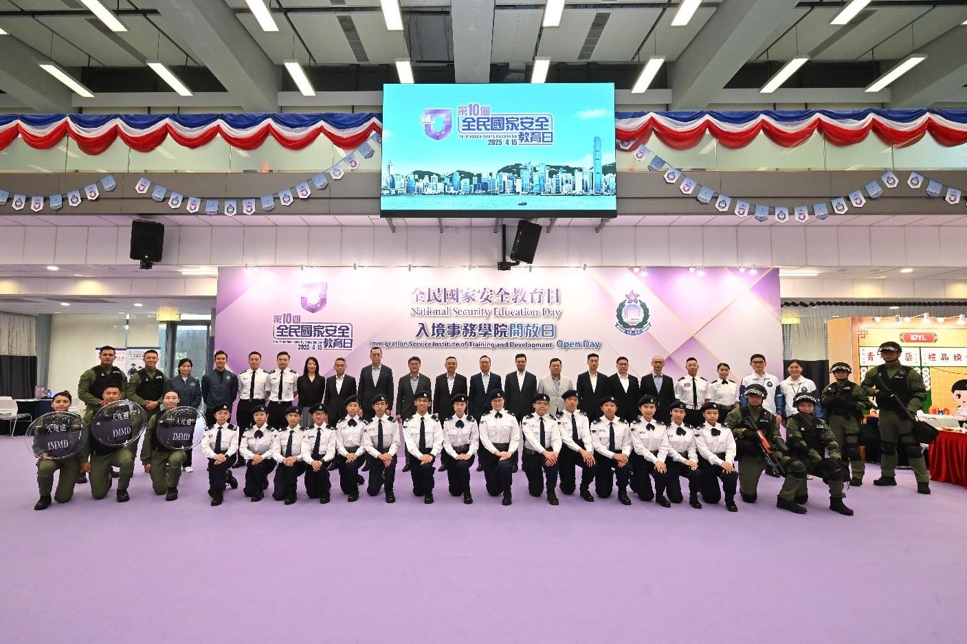 To echo the 10th National Security Education Day, the Immigration Service Institute of Training and Development held an open day today (April 12). Photo shows the Secretary for Justice, Mr Paul Lam, SC (centre), accompanied by directorate officers of the Immigration Department, taking a group photo with members of the Immigration Service participating in the event.