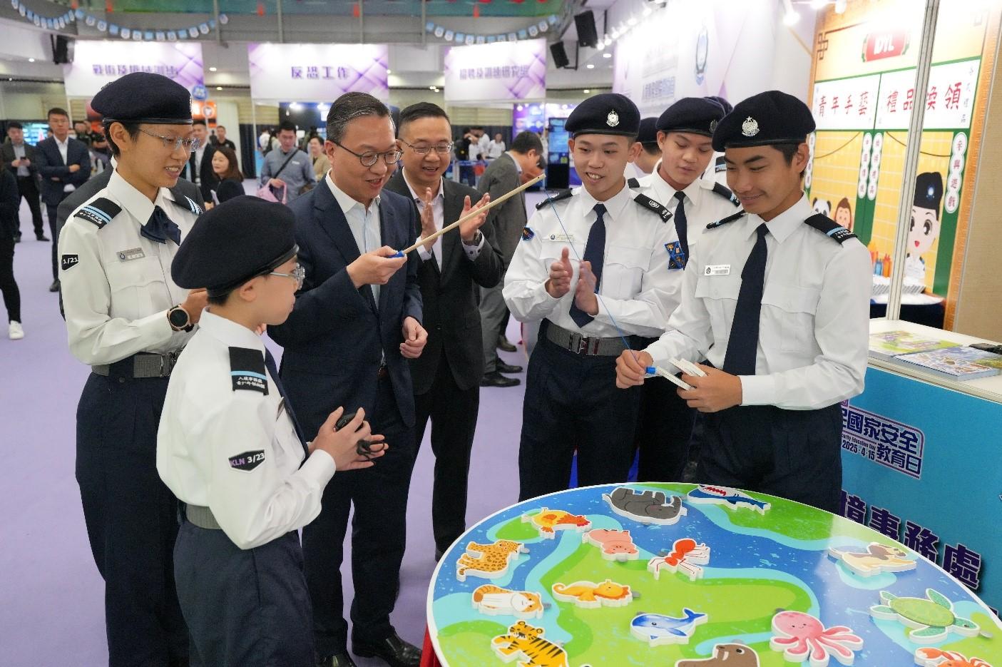 To echo the 10th National Security Education Day, the Immigration Service Institute of Training and Development held an open day today (April 12). Photo shows the Secretary for Justice, Mr Paul Lam, SC (third left), accompanied by the Director of Immigration, Mr Kwok Joon-fung, Benson (fourth right), visiting an exhibition booth.

