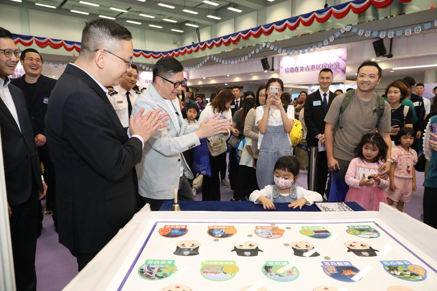 To echo the 10th National Security Education Day, the Immigration Service Institute of Training and Development held an open day today (April 12). Photo shows the Secretary for Security, Mr Tang Ping-keung (fifth left), visiting an exhibition booth and interacting with the public.