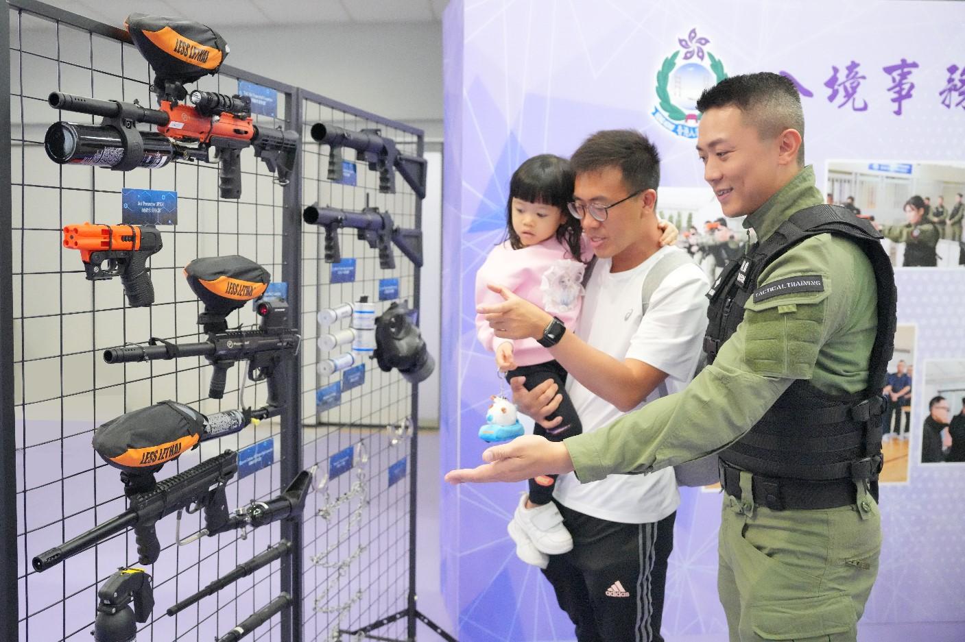 To echo the 10th National Security Education Day, the Immigration Service Institute of Training and Development held an open day today (April 12). Photo shows members of the Immigration Service displaying tactical equipment of the Immigration Department to the public.
