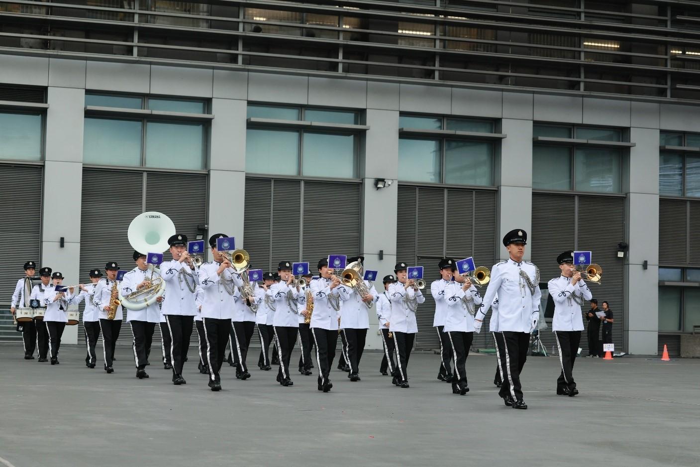 To echo the 10th National Security Education Day, the Immigration Service Institute of Training and Development held an open day today (April 12). Photo shows the Immigration Band giving a performance during the open day.