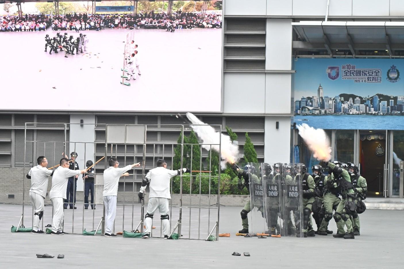 To echo the 10th National Security Education Day, the Immigration Service Institute of Training and Development held an open day today (April 12). Photo shows the Emergency Response Team of the Castle Peak Bay Immigration Centre conducting a firearm and tactical demonstration.