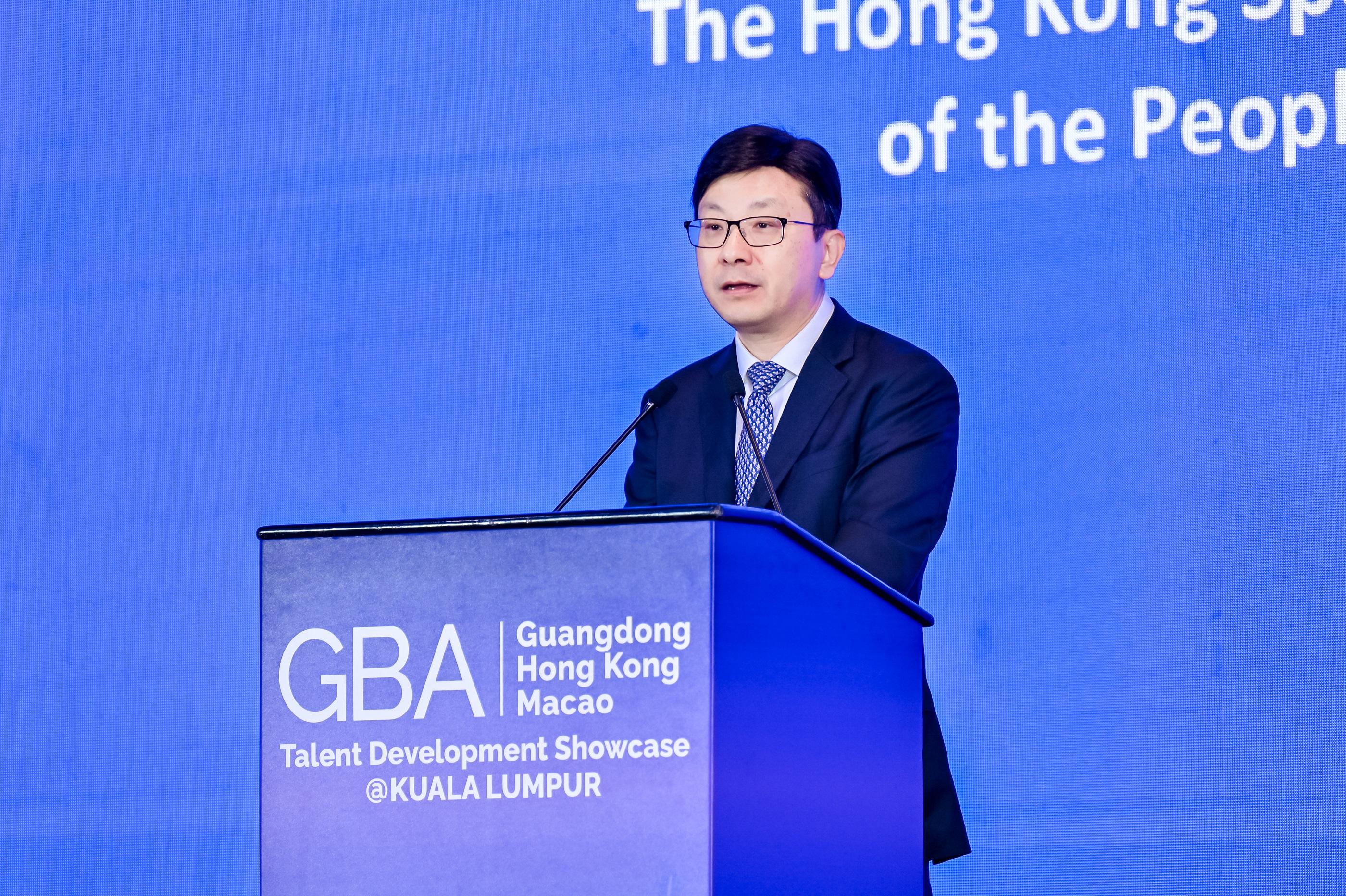 The Secretary for Labour and Welfare, Mr Chris Sun, visited Kuala Lumpur, Malaysia, from April 10 to 12. The Under Secretary for Constitutional and Mainland Affairs, Mr Clement Woo, and the Director of Hong Kong Talent Engage, Mr Anthony Lau, also joined the visit. Photo shows Mr Sun delivering welcoming remarks at the Symposium of the Guangdong-Hong Kong-Macao Greater Bay Area Talent Development Showcase today (April 12).