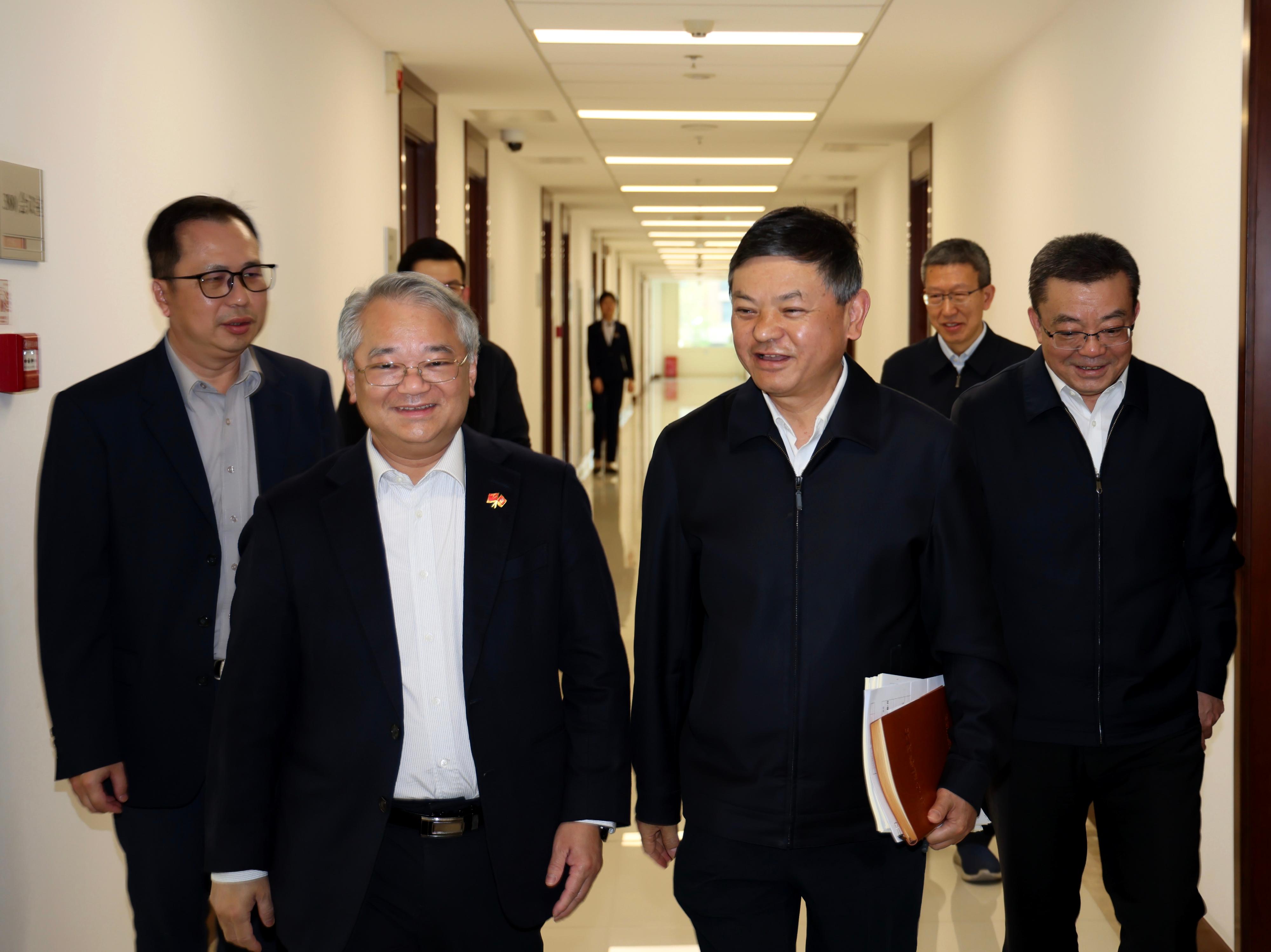 環境保護署署長徐浩光博士四月十一日在北京出席由國家生態環境部舉辦的2025年第一期「科學·文化·素養」講座作專題輔導報告。圖示國家生態環境部部長黃潤秋（右二）帶領徐博士（左二）進入講座會場。