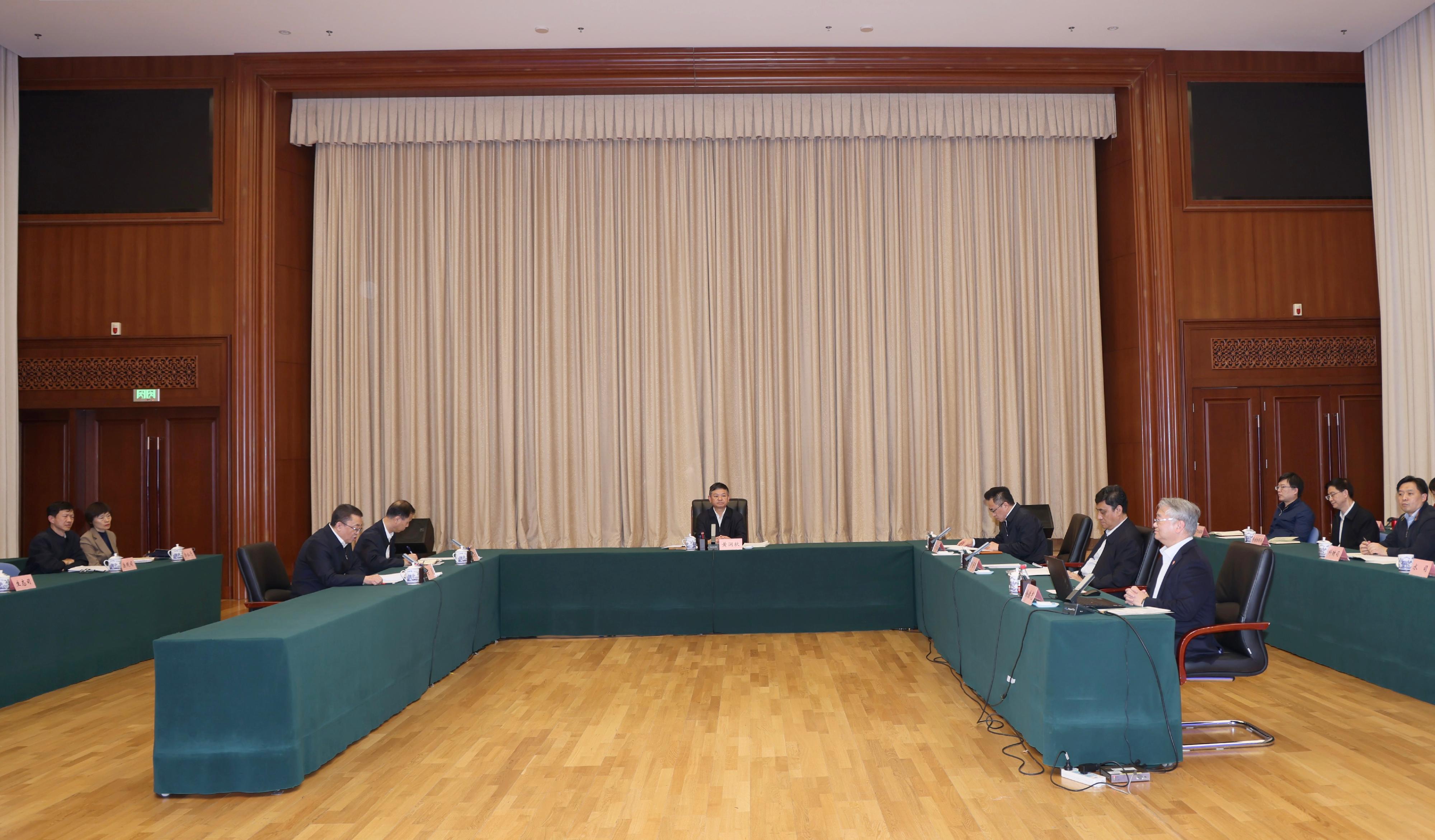 環境保護署署長徐浩光博士四月十一日在北京出席由國家生態環境部舉辦的2025年第一期「科學·文化·素養」講座作專題輔導報告。圖示國家生態環境部部長黃潤秋（中）亦有出席講座。講座由國家生態環境部總工程師任勇（左一）主持。 