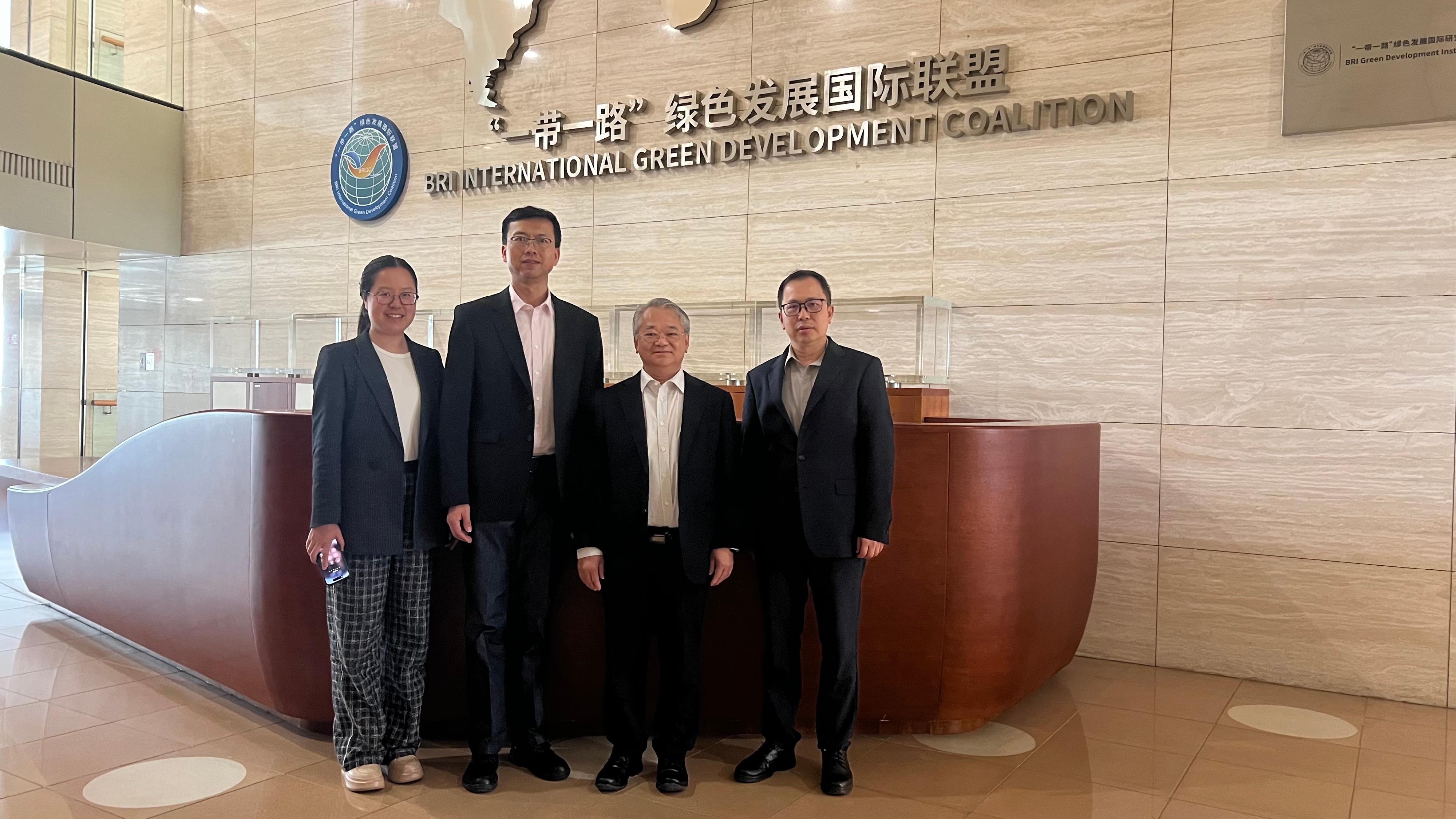 圖示環境保護署署長徐浩光博士（右二）四月十日與「一帶一路」綠色發展國際聯盟（聯盟）負責人陳剛（左二）、聯盟綜合及戰略規劃部處長藍艷（左一）和環境保護署首席主任辛偉才（右一）就加強「一帶一路」合作領域等議題進行交流。