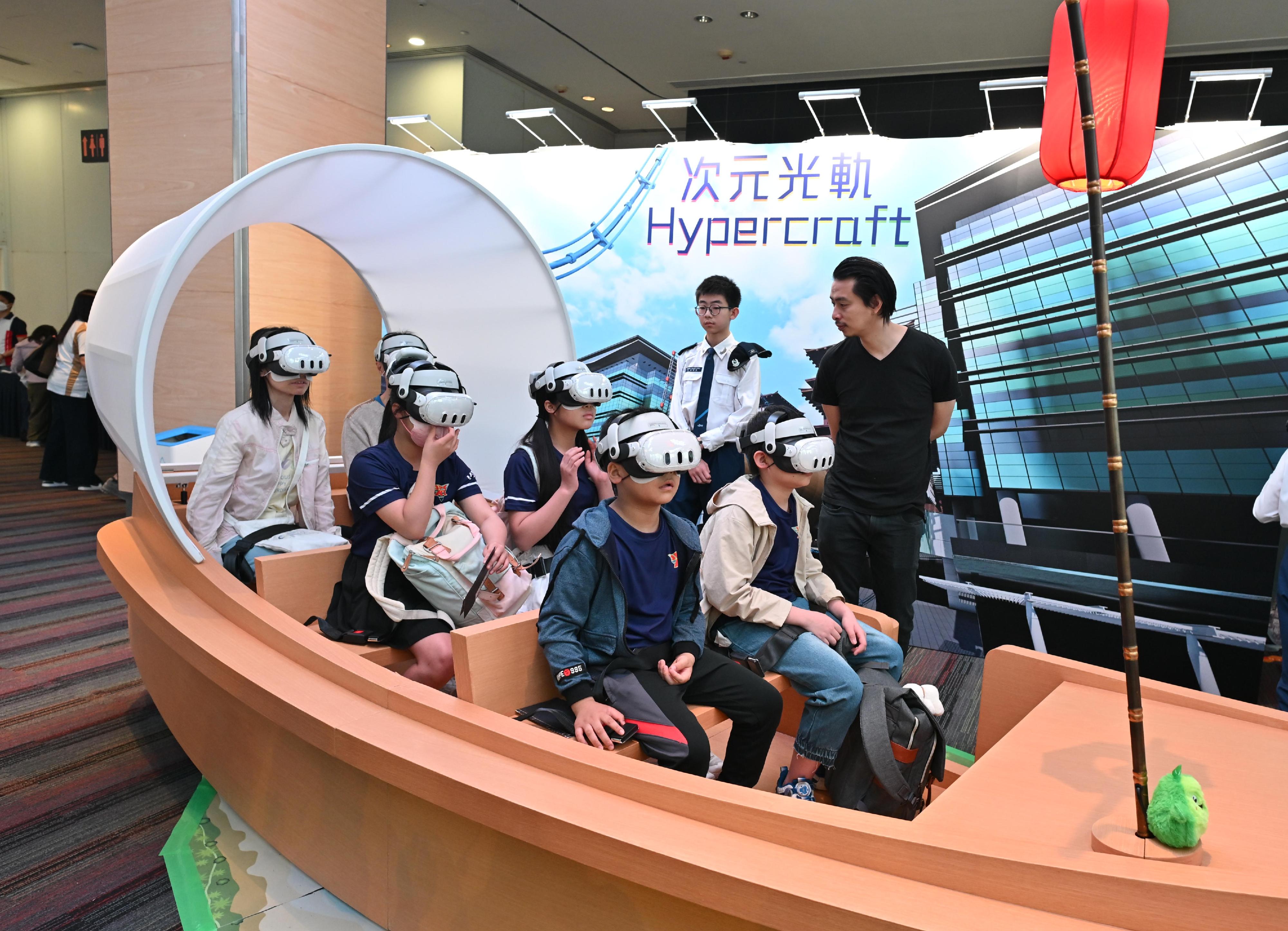 「少年警訊創新科技大賽2024-25」今日（四月十二日）在香港科學園舉行頒獎典禮，同場舉行創科嘉年華。圖示參加者參與虛擬實境遊戲，模擬乘坐激流艇在園區內游走，體驗科技帶來的樂趣。