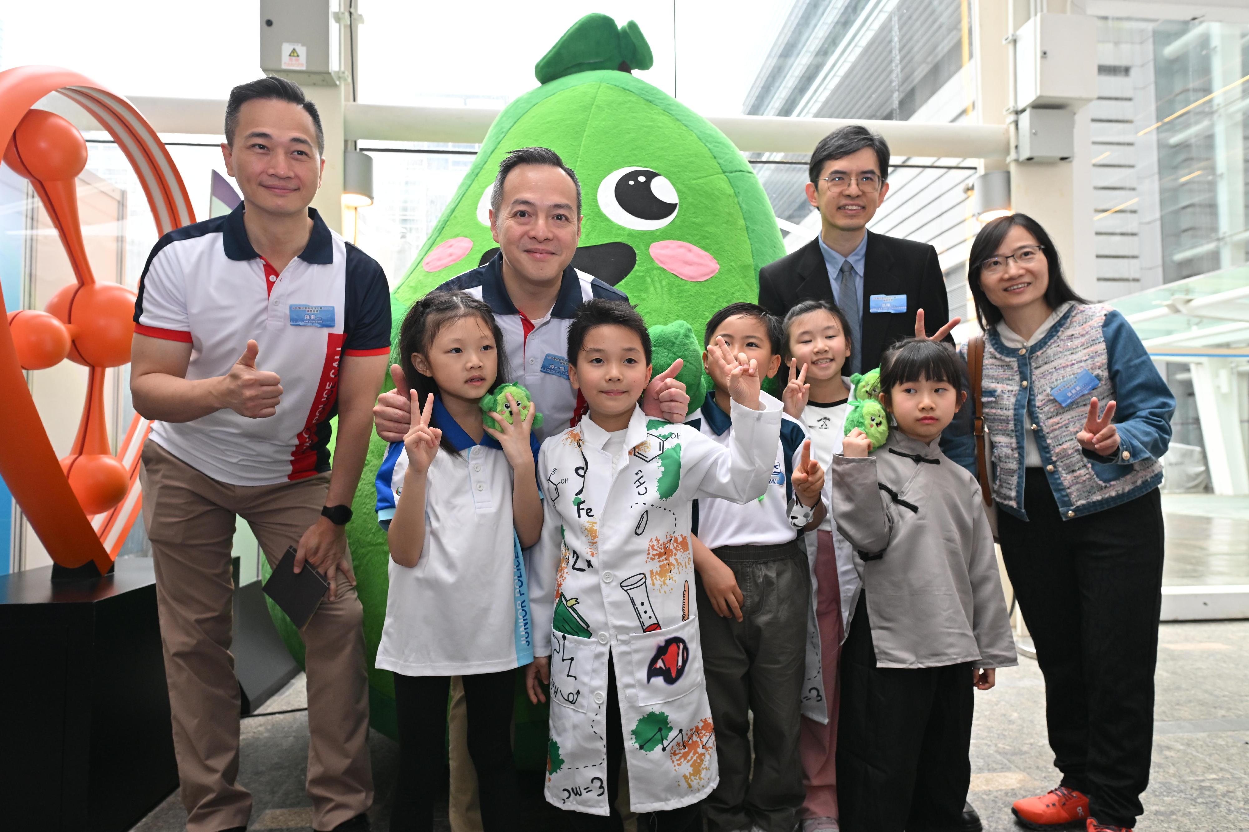 「少年警訊創新科技大賽2024-25」今日（四月十二日）在香港科學園舉行頒獎典禮暨創科嘉年華。警務處處長周一鳴（後排左二）、中國銀行（香港）資訊科技部總經理翁暉（後排右二）及警務處行動處處長陳東（後排左一）與參加者和少年警訊吉祥物「豆苗仔」合照。