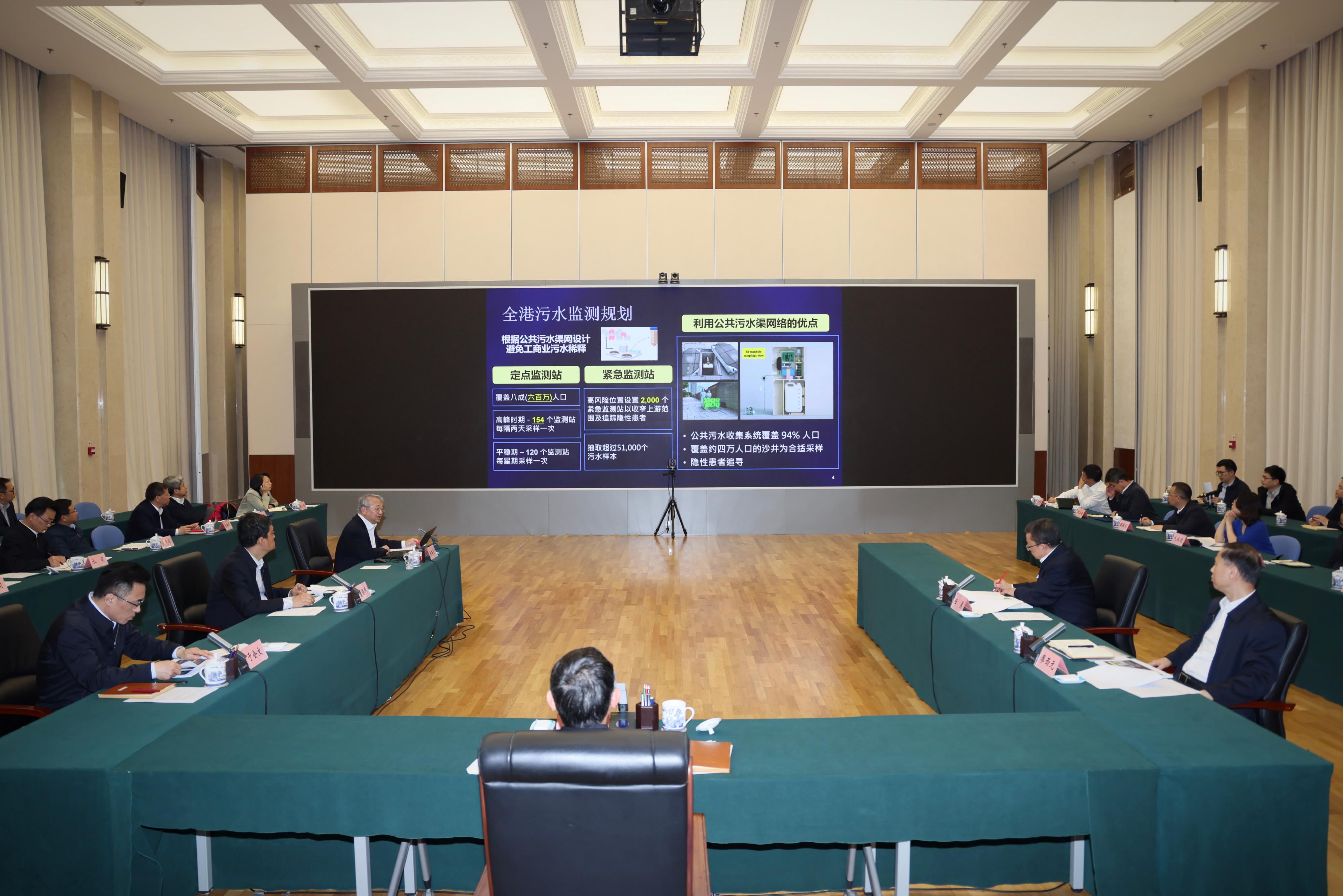 The Director of Environmental Protection, Dr Samuel Chui (third left), attended the first session of the 2025 "Science, Culture, and Literacy" Lecture Series hosted by the Ministry of Ecology and Environment (MEE) in Beijing on April 11 to deliver a keynote presentation. Photo shows Dr Chui's presentation on "Smart Environmental Governance Strategies and Practices of the Hong Kong SAR Government." 
