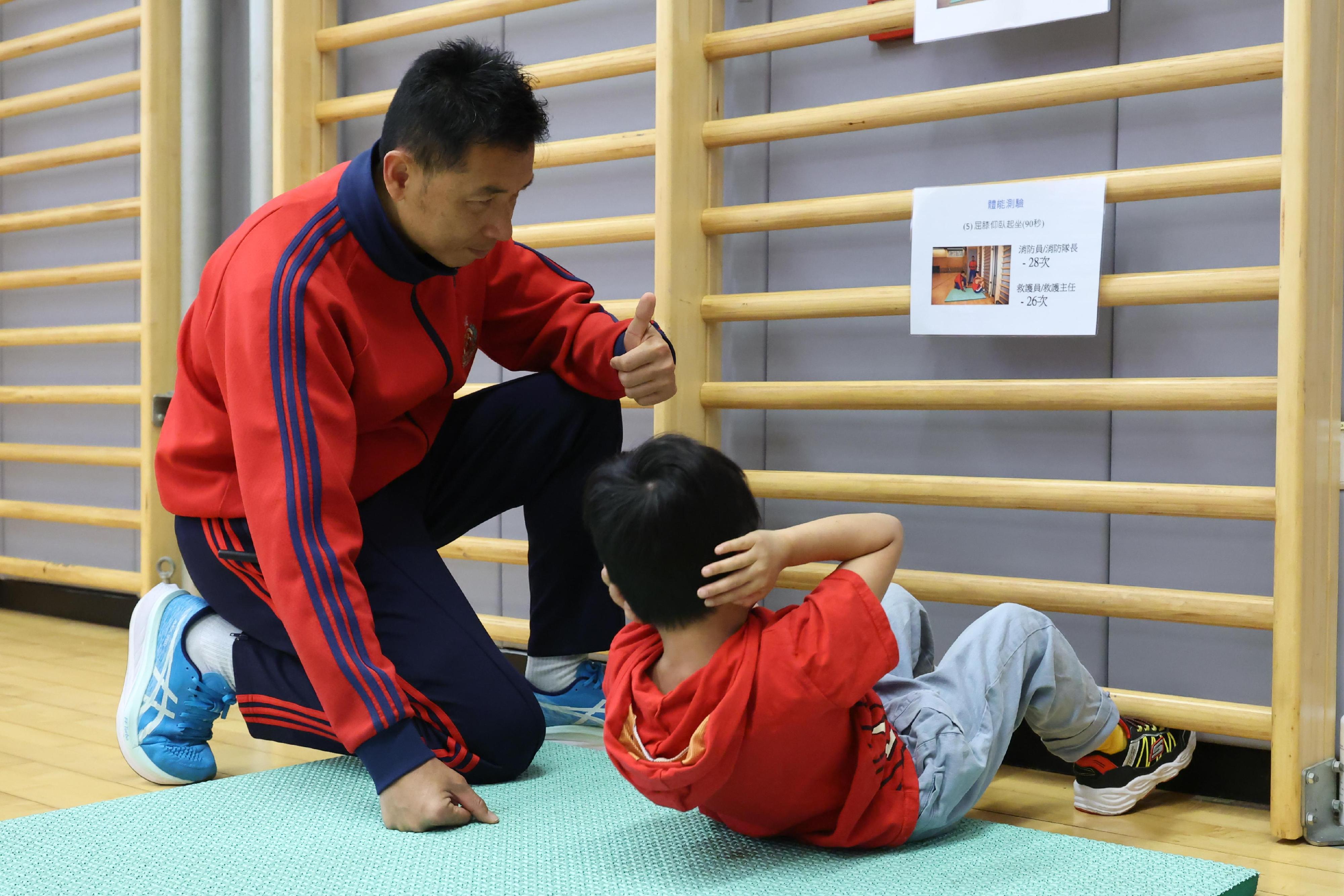 In response to and in support of the 10th National Security Education Day, the Fire Services Department (FSD) held an open day today (April 13) at the Fire and Ambulance Services Academy in Tseung Kwan O. Photo shows a child experiencing the FSD’s physical fitness test for entry.