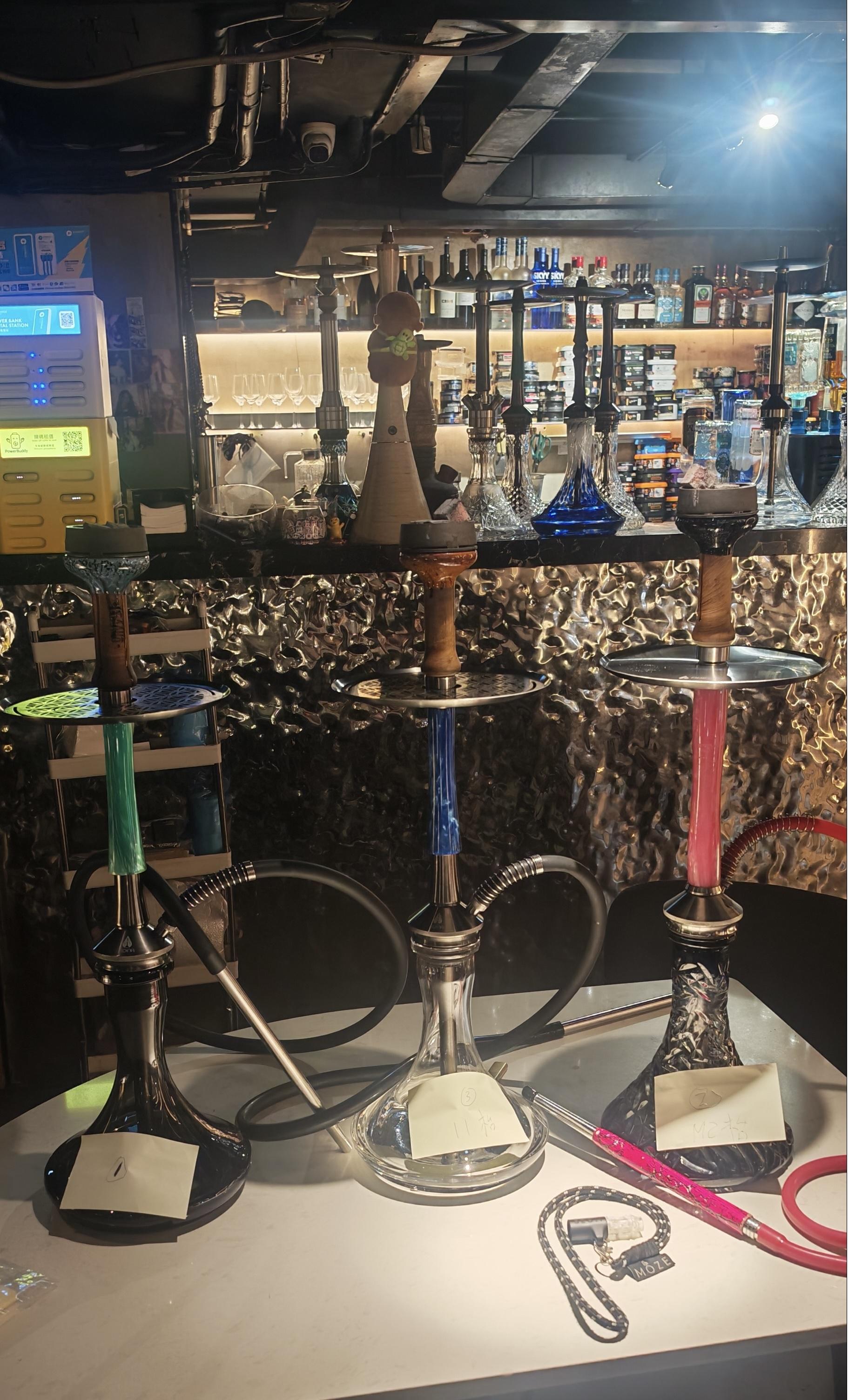 衞生署控煙酒辦公室（控煙酒辦）繼續嚴厲打擊禁煙區非法吸食水煙違法活動，昨晚（四月十二日）派員到旺角進行代號「菸滅」的行動，共發出四張定額罰款通知書。圖示控煙酒辦人員在行動中檢取的水煙。