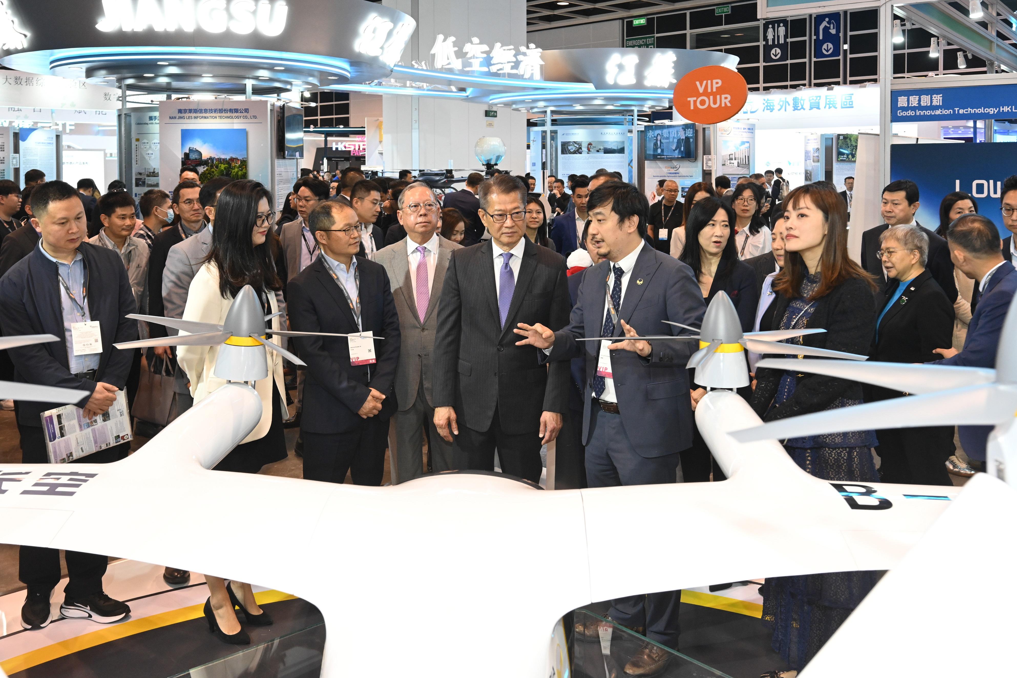 The Financial Secretary, Mr Paul Chan (front row, fifth left), today (April 13) attended the Opening Ceremony of BIT Week 2025 and toured the InnoEX exhibition.