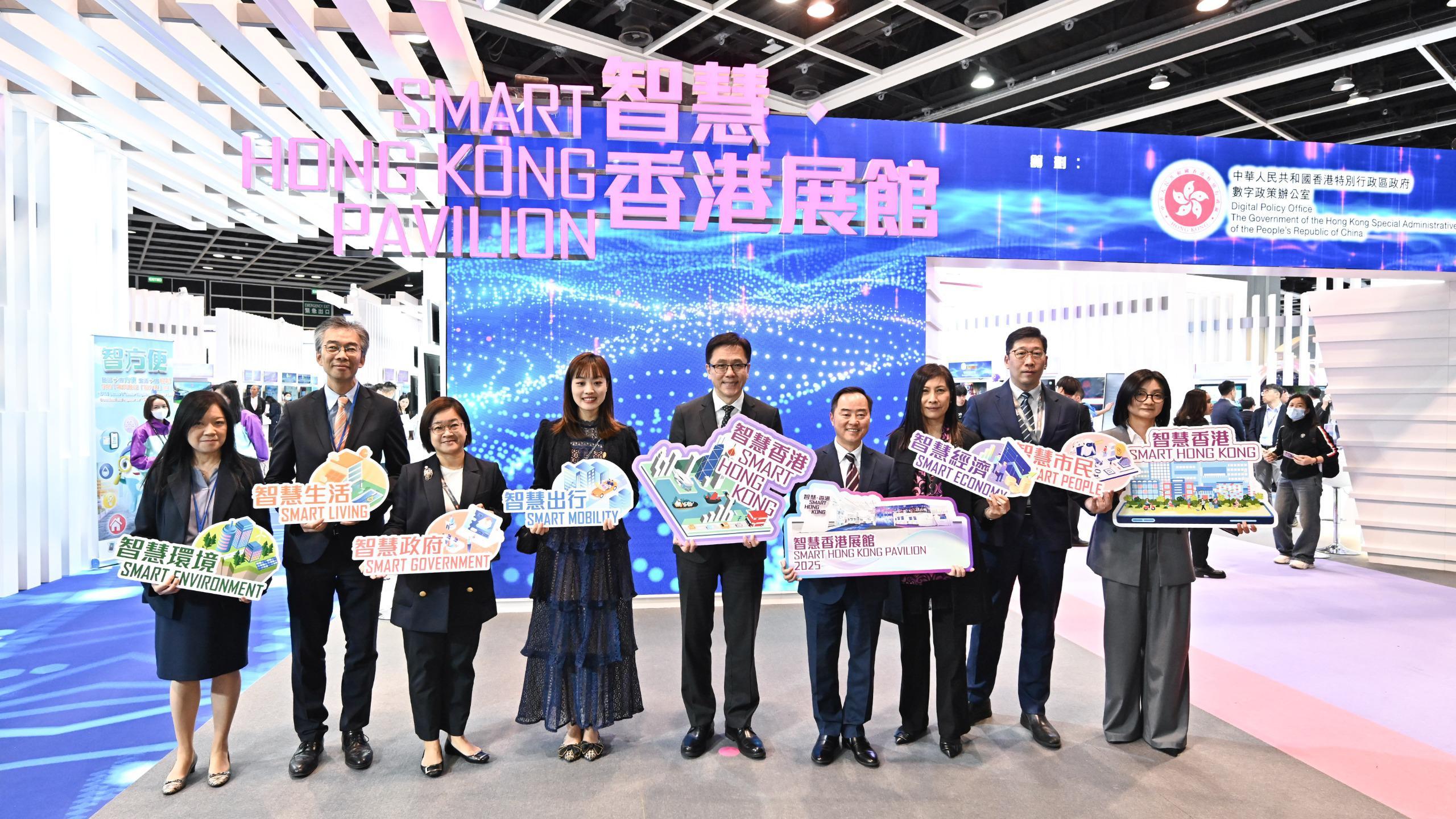 The Secretary for Innovation, Technology and Industry, Professor Sun Dong, visited the Smart Hong Kong Pavilion at InnoEX today (April 13). Professor Sun (centre) is pictured with the Under Secretary for Innovation, Technology and Industry, Ms Lillian Cheong (fourth left); the Commissioner for
Digital Policy, Mr Tony Wong (fourth right), and other guests.