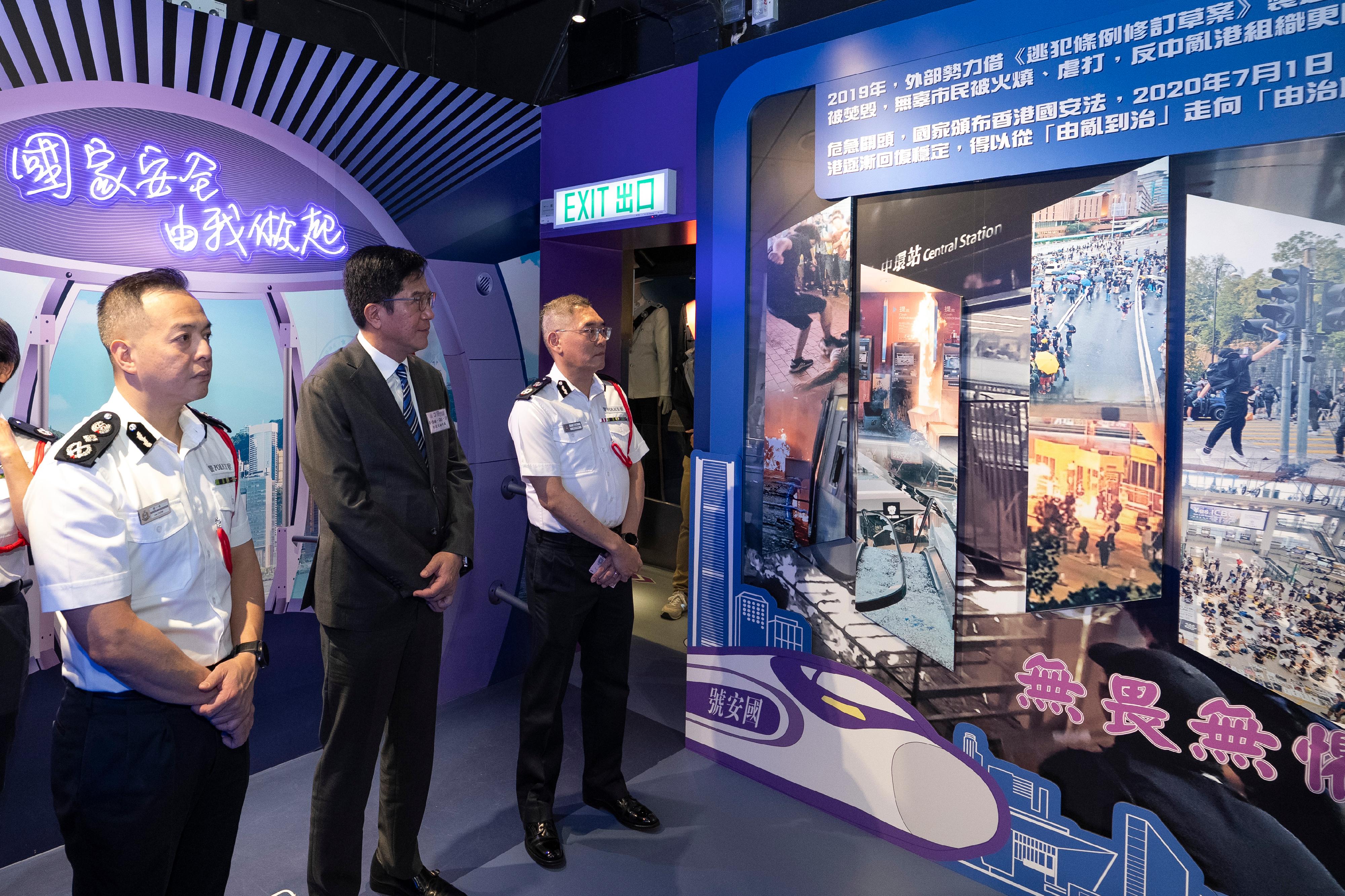 The Hong Kong Police Force held the “National Security Education Day cum Police Museum Open Day” today (April 13). Photo shows the Deputy Financial Secretary, Mr Michael Wong (centre), accompanied by the Commissioner of Police, Mr Chow Yat-ming (left) and the Deputy Commissioner of Police (National Security), Mr Kan Kai-yan (right), visiting the national security exhibition in the museum. 