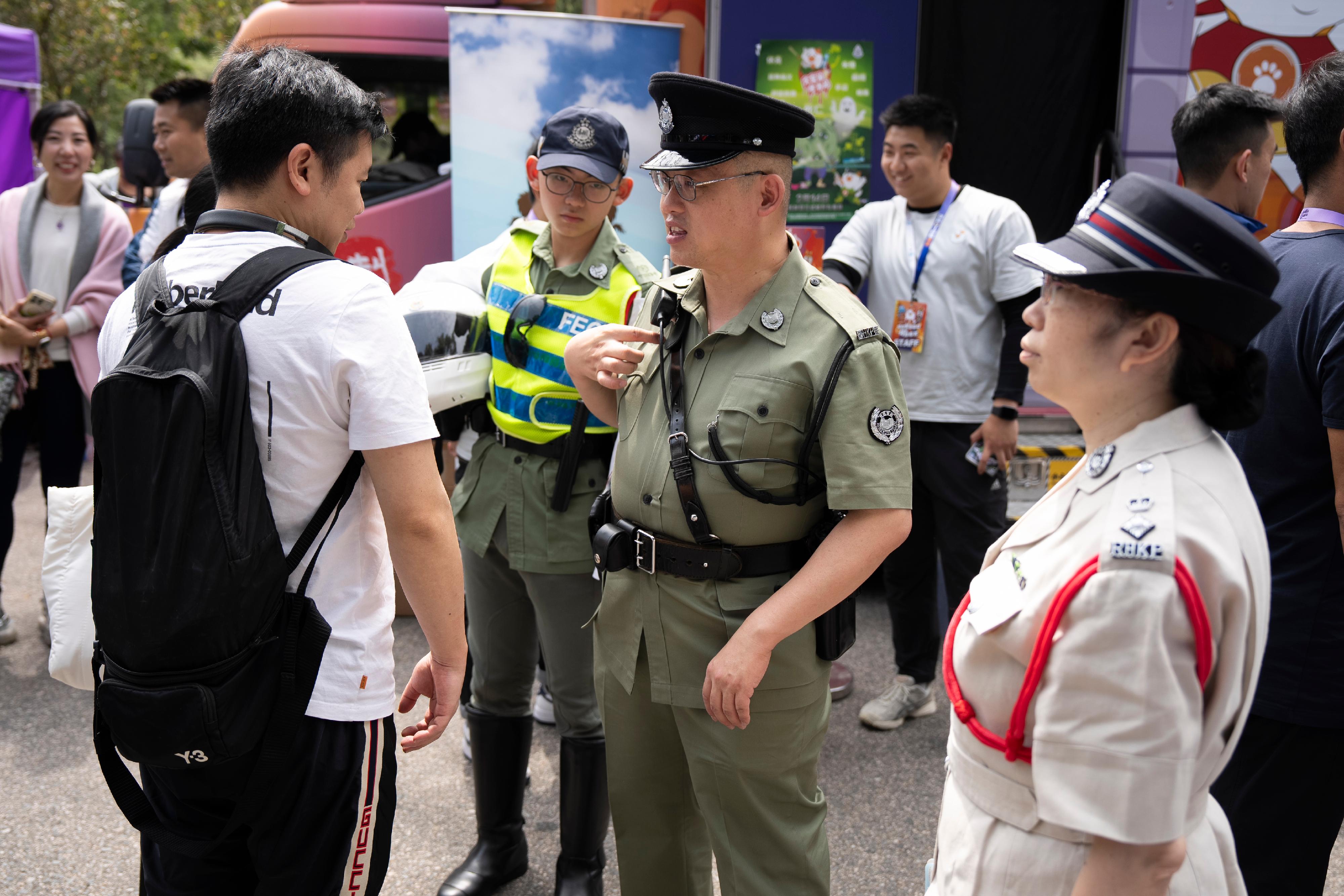 警務處今日（四月十三日）舉辦「全民國家安全教育日暨警隊博物館開放日」。圖示身穿不同年代警察制服的人員向市民介紹警隊制服的演變。
