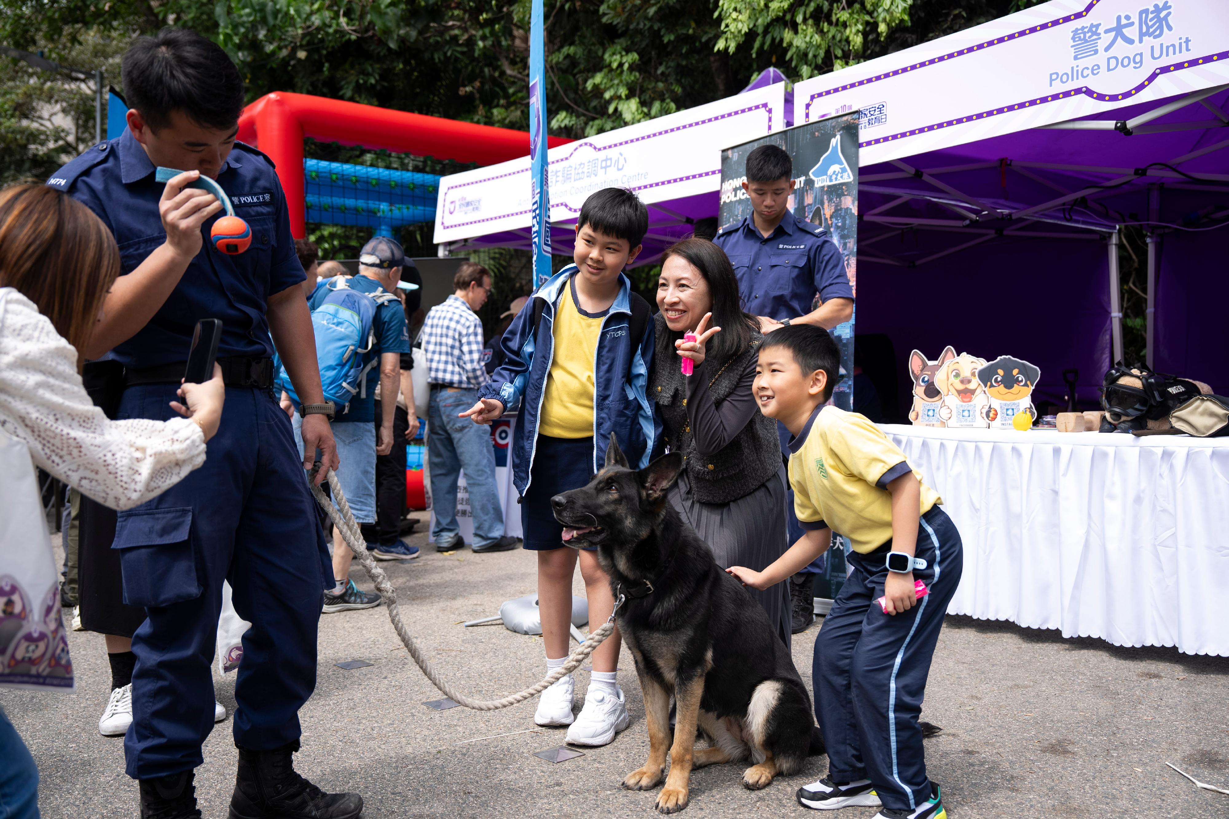 警務處今日（四月十三日）舉辦「全民國家安全教育日暨警隊博物館開放日」，展出警犬隊等多個單位的裝備，讓市民認識警務工作。