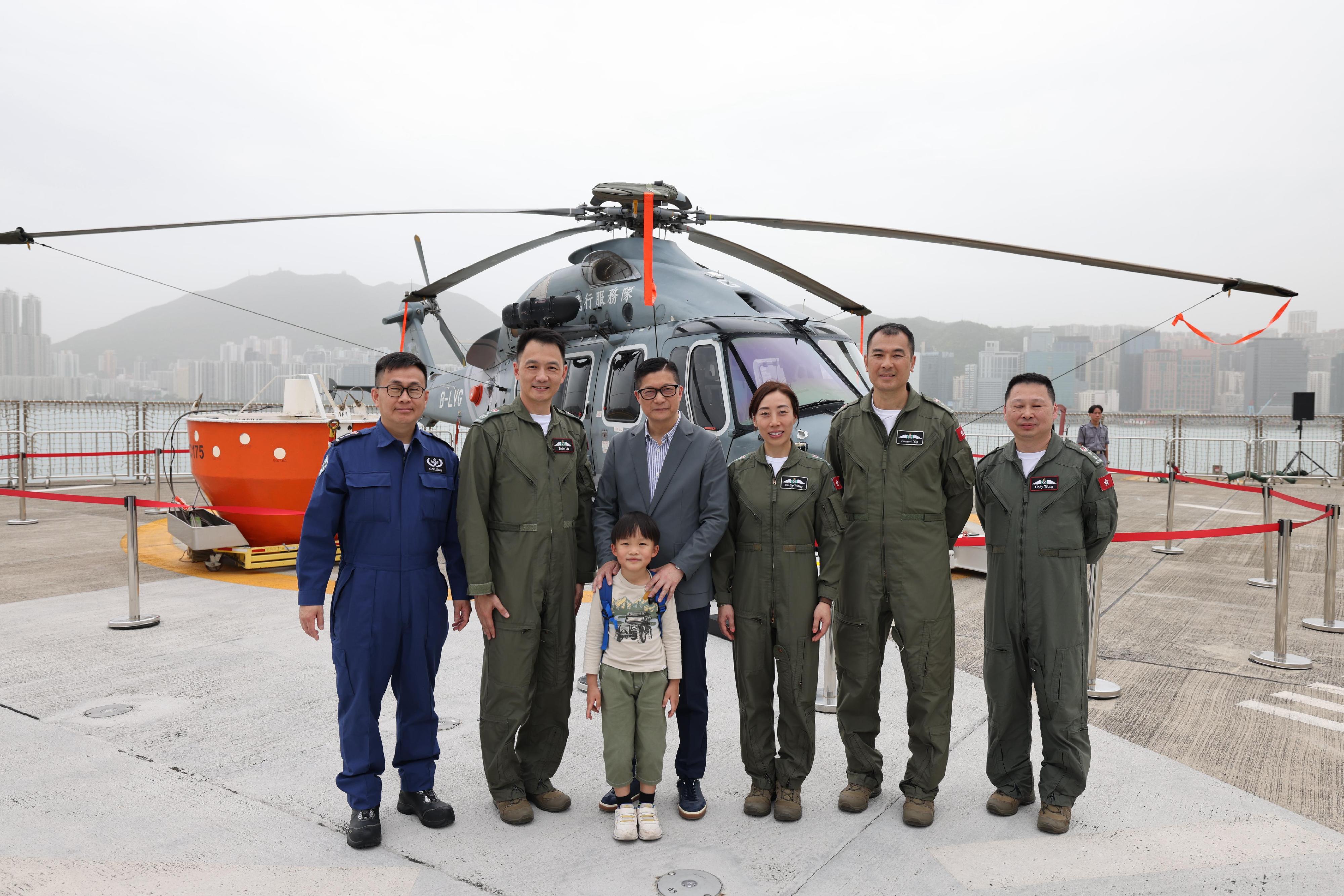 To promote the National Security Education Day, the Government Flying Service (GFS) held an open day today (April 13) at the GFS Kai Tak Division. Photo shows the Secretary for Security, Mr Tang Ping-keung (centre), and the Controller of GFS, Captain Eddie Liu (second left), taking a photo with a member of the public visiting the open day.
