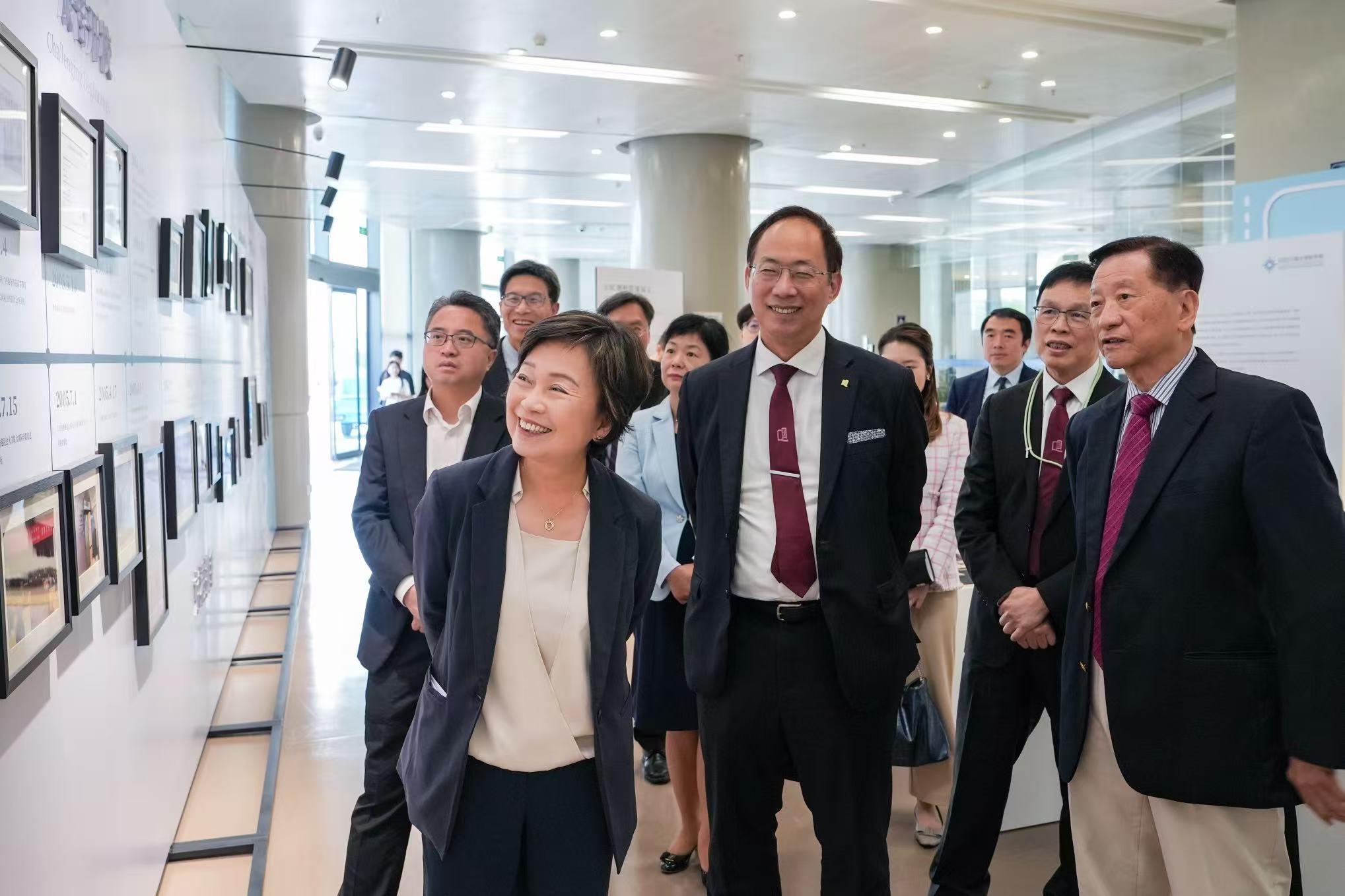 The Secretary for Education, Dr Choi Yuk-lin (first left), tours the campus facilities of Beijing Normal-Hong Kong Baptist University in Zhuhai this afternoon (April 14).