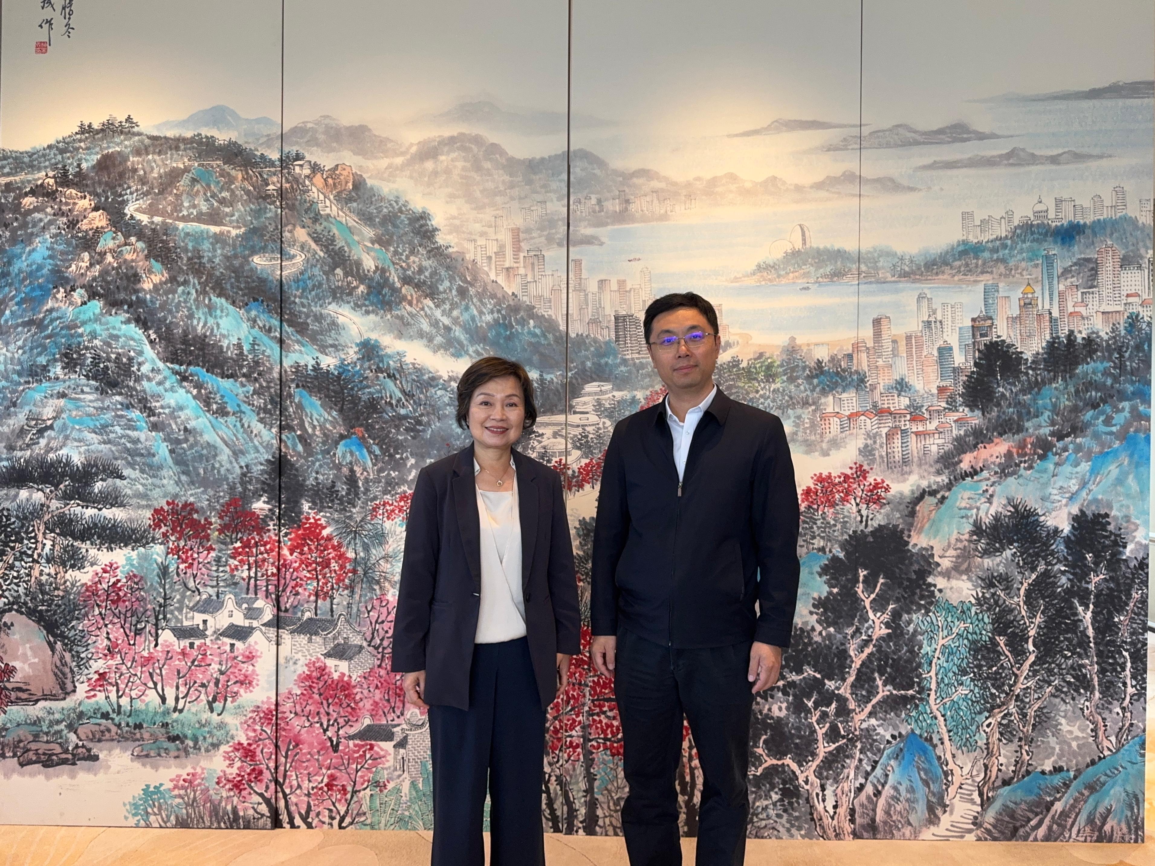 The Secretary for Education, Dr Choi Yuk-lin (left), meets the Mayor of the Zhuhai Municipal Government, Mr Wu Zetong (right), in Zhuhai this afternoon (April 14).